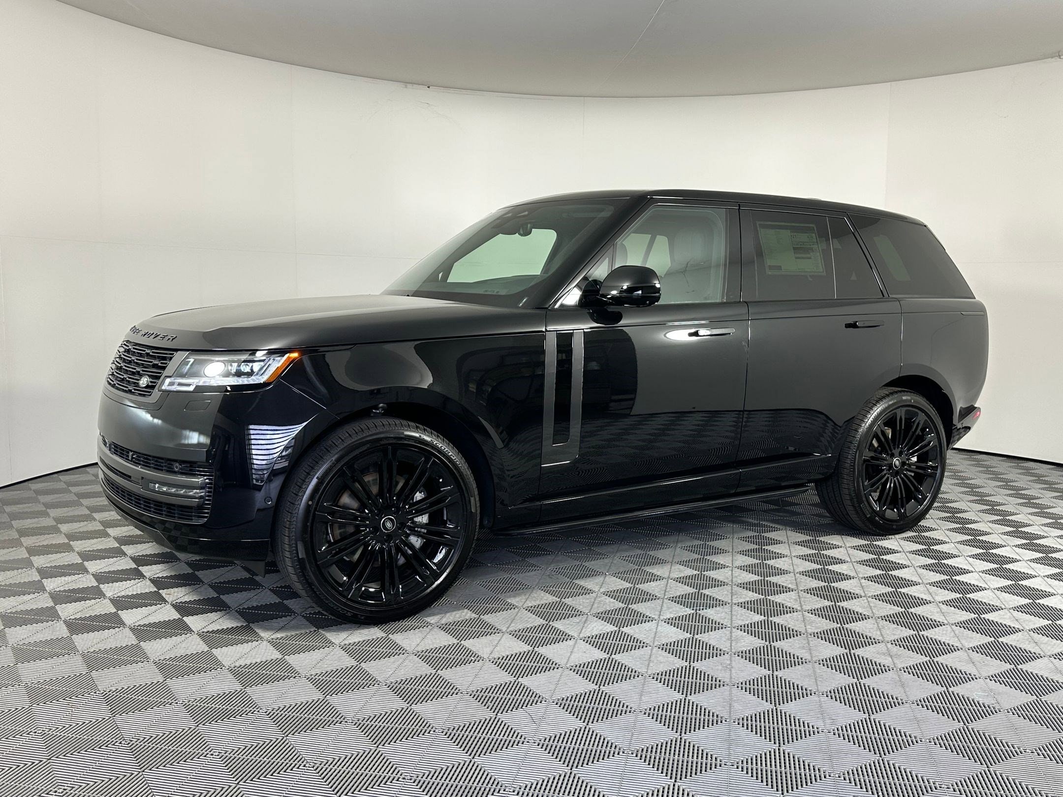 2025 Land Rover Range Rover SE's photo