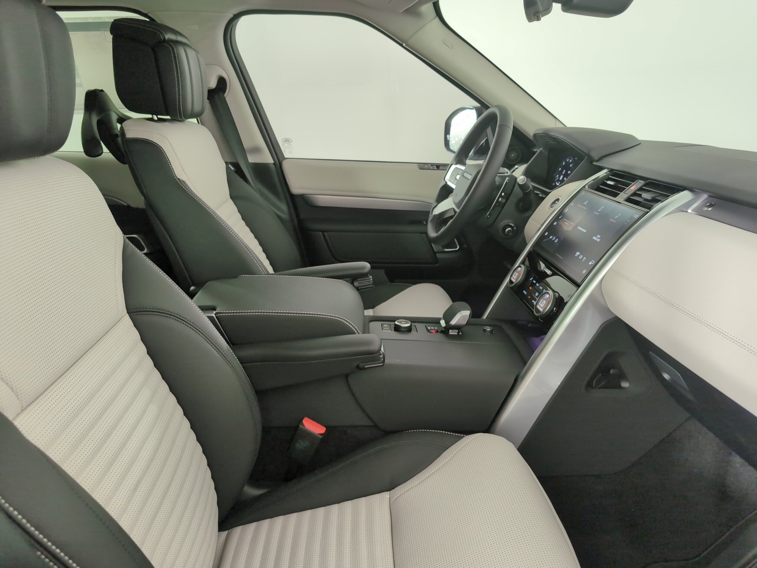 2025 Land Rover Discovery SE photo 3