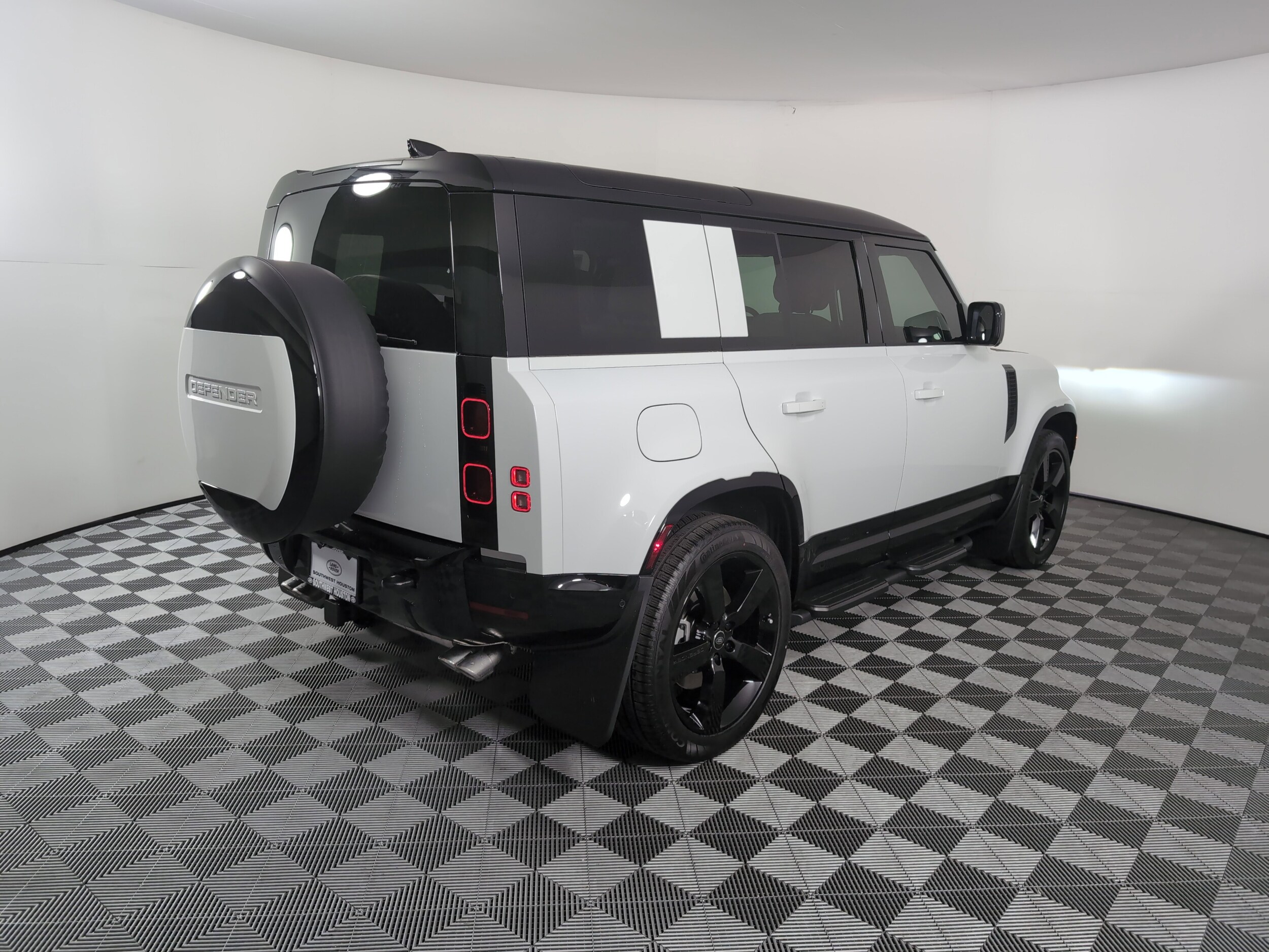 2025 Land Rover Defender 110 X-Dynamic SE photo 2