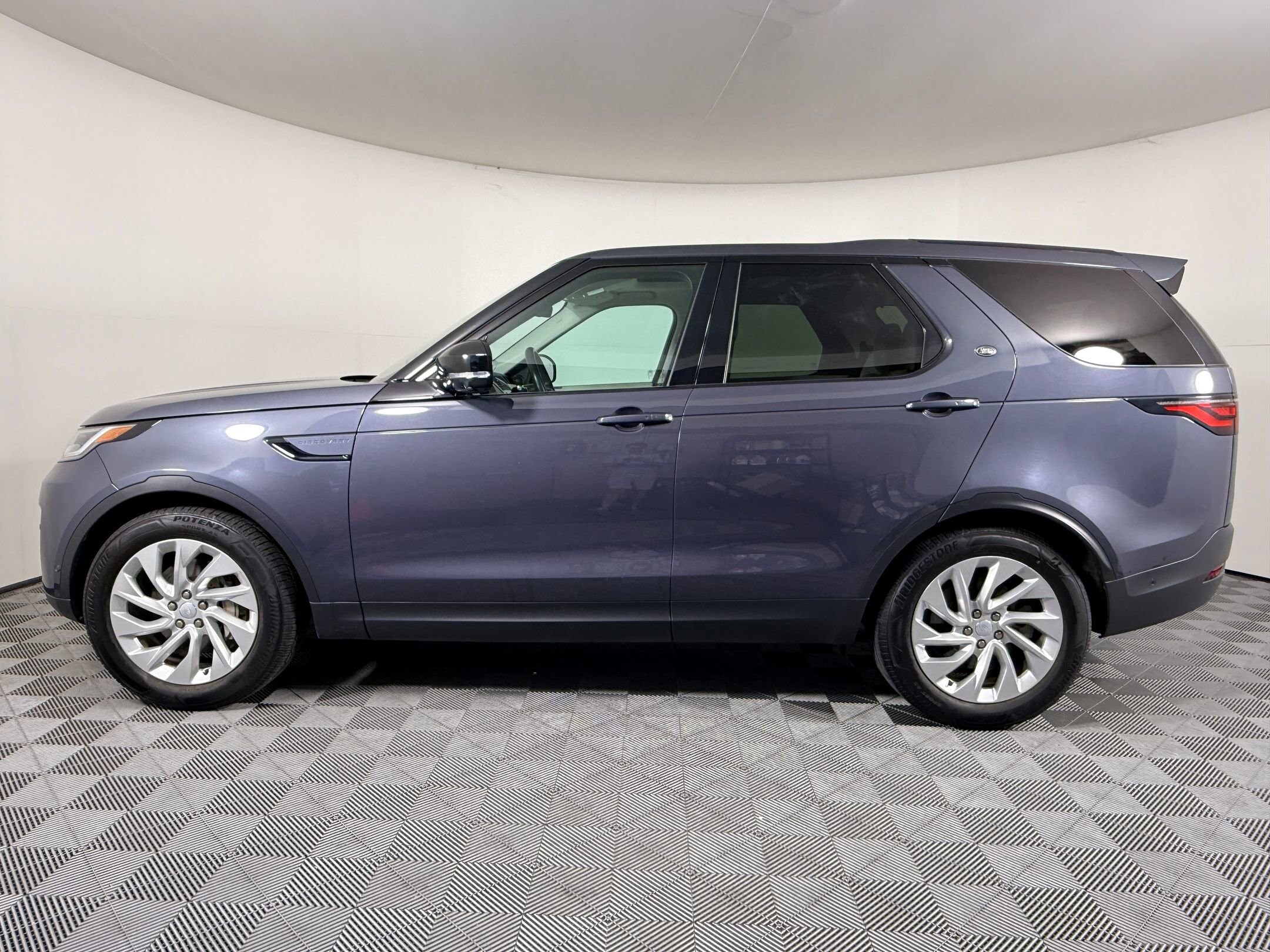 2024 Land Rover Discovery S photo 2