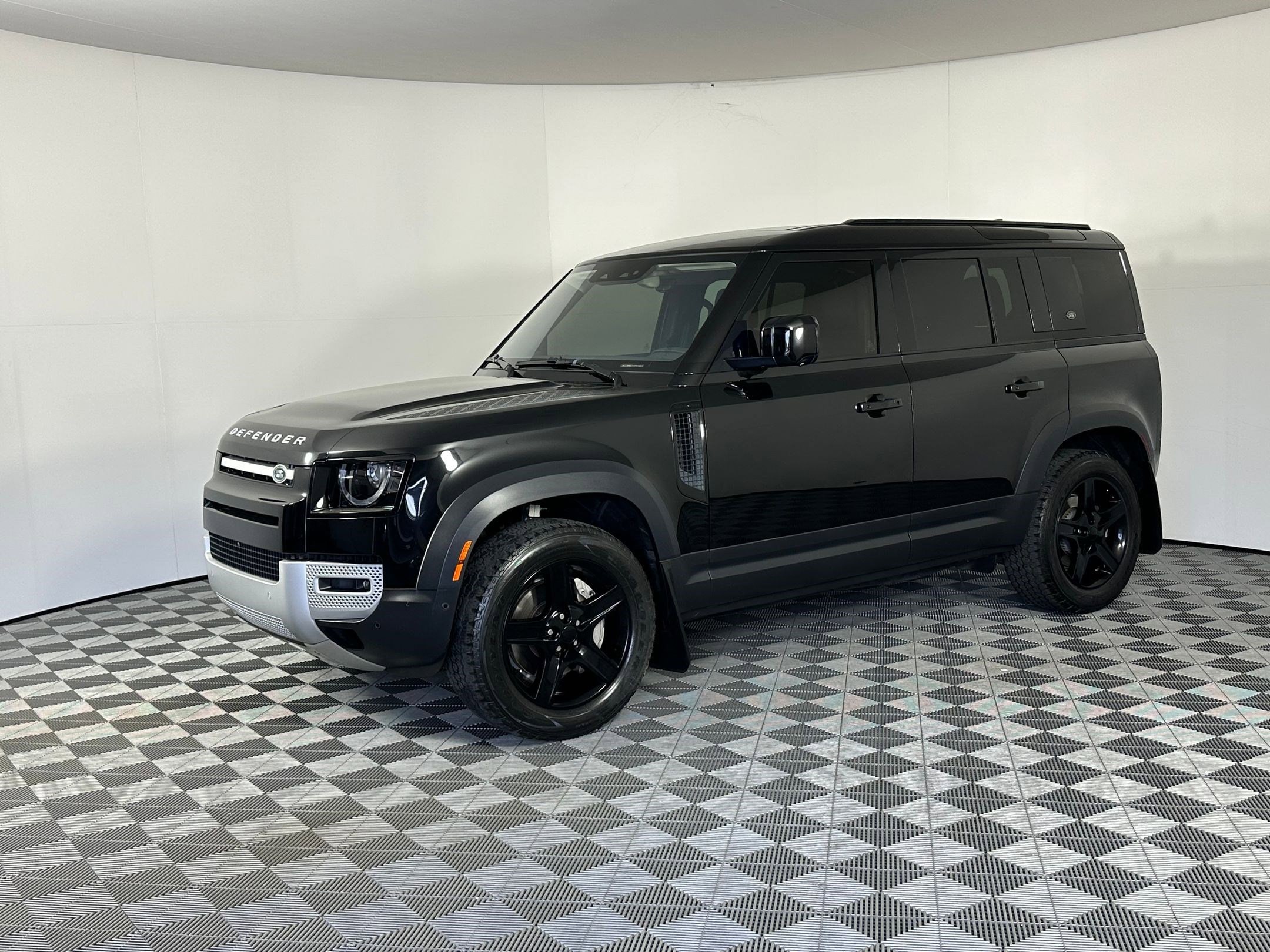 2022 Land Rover Defender SE's photo