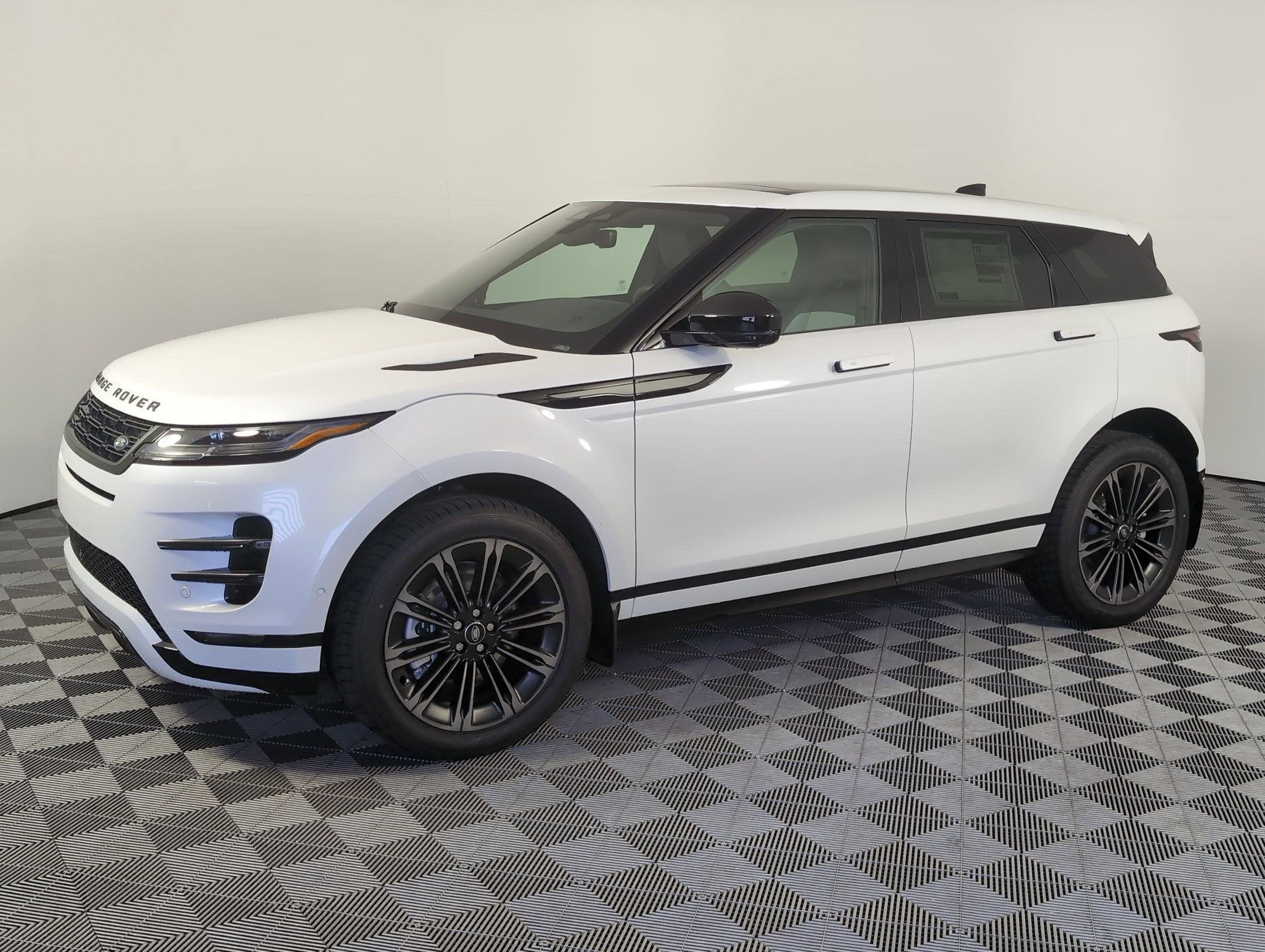 2026 Land Rover Range Rover Evoque Dynamic SE