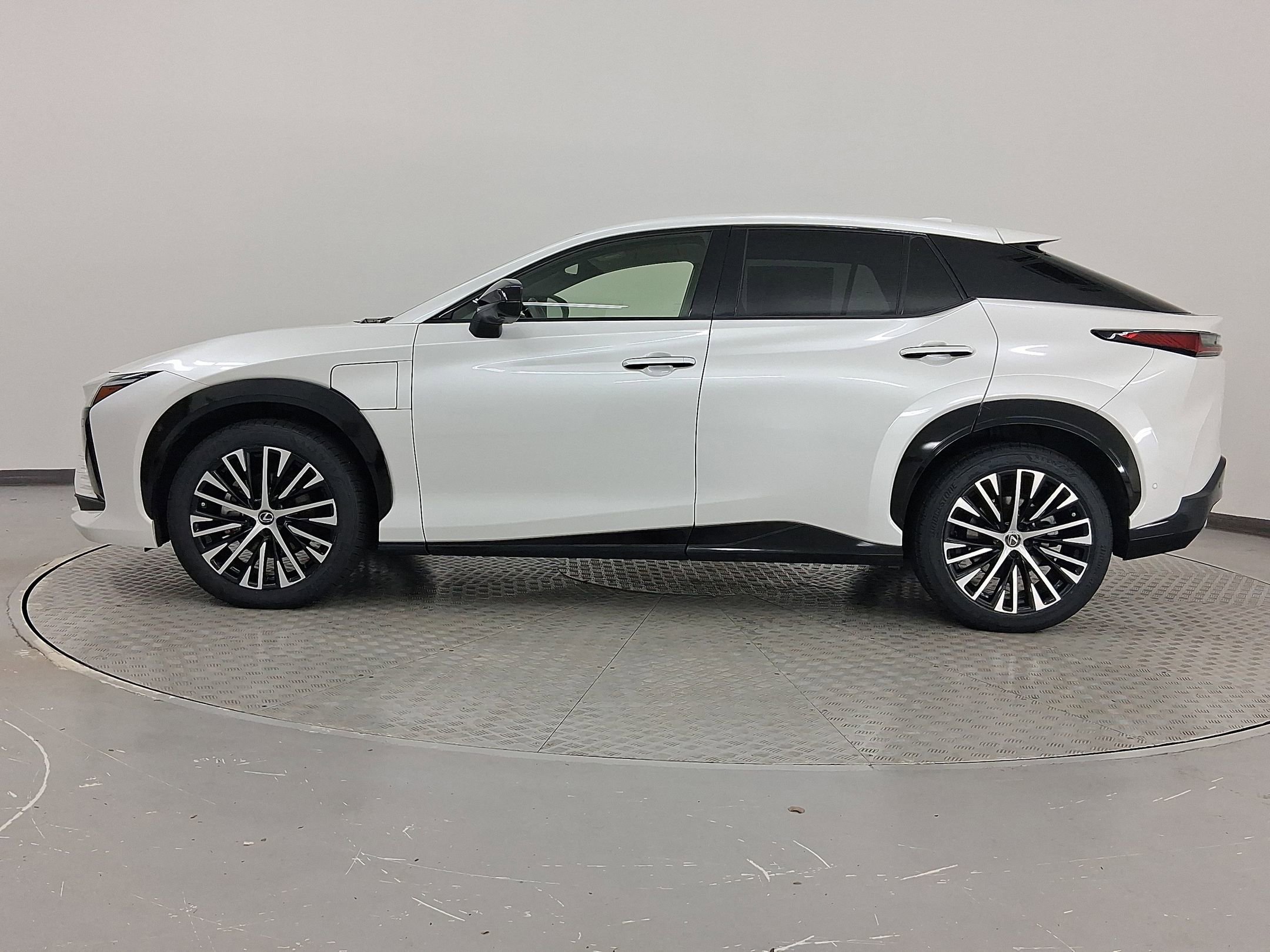 2023 Lexus RZ 450e Luxury photo 2