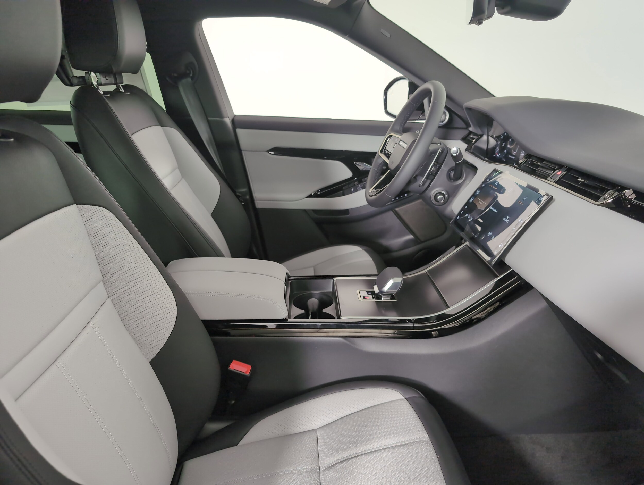 2026 Land Rover Range Rover Evoque Dynamic SE photo 3