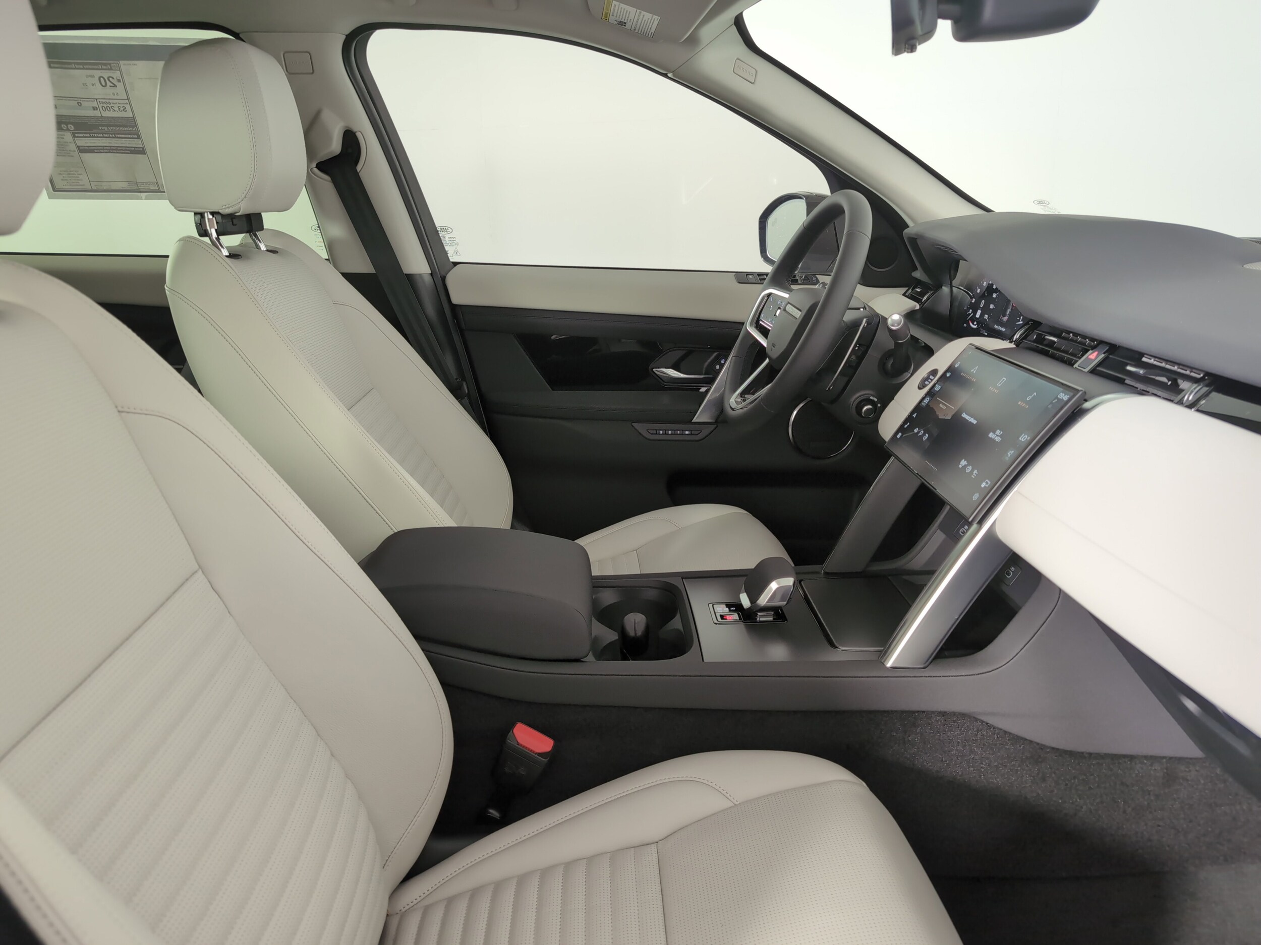 2025 Land Rover Discovery Sport S photo 3