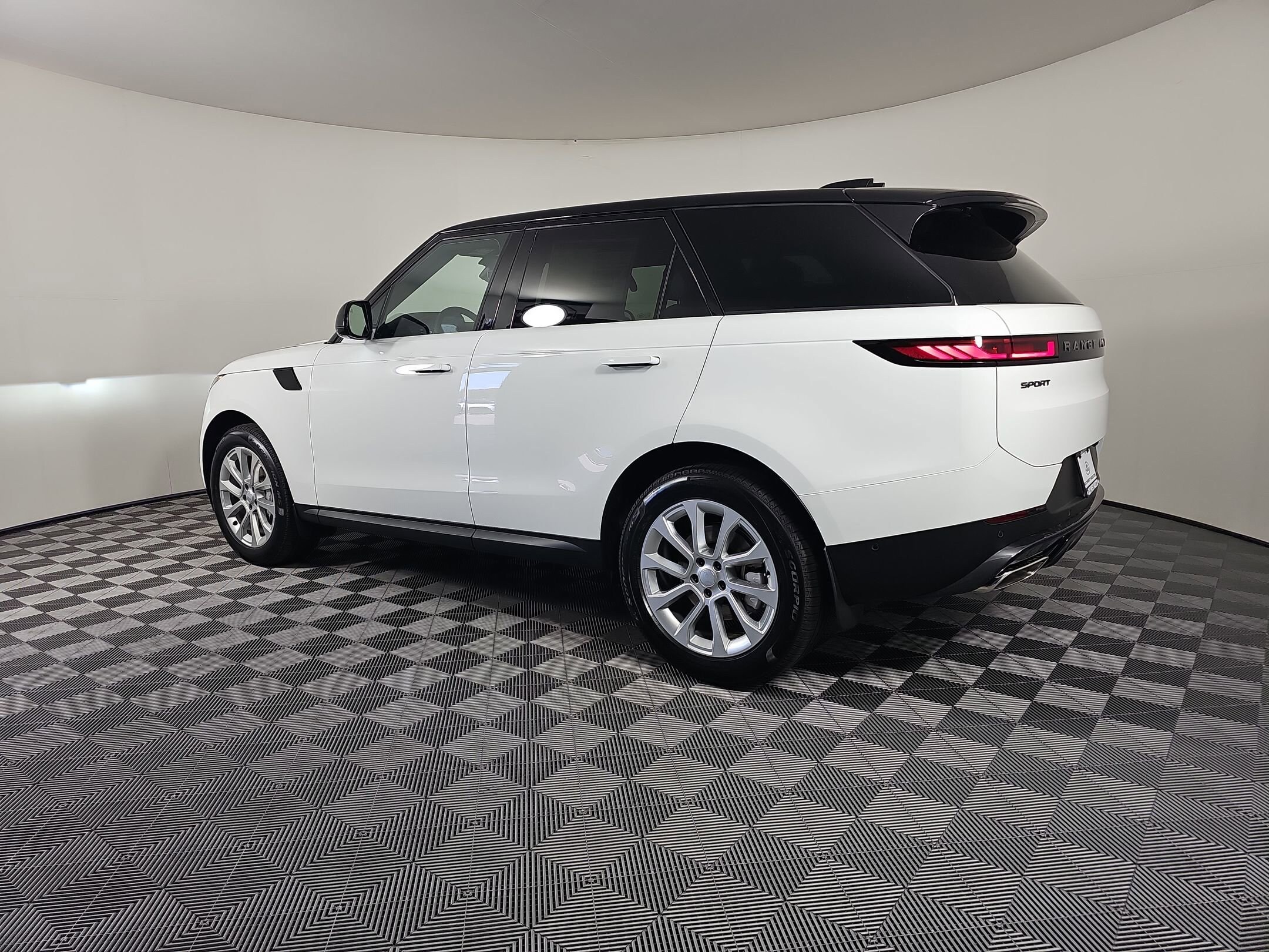 2025 Land Rover Range Rover Sport P360 SE photo 3