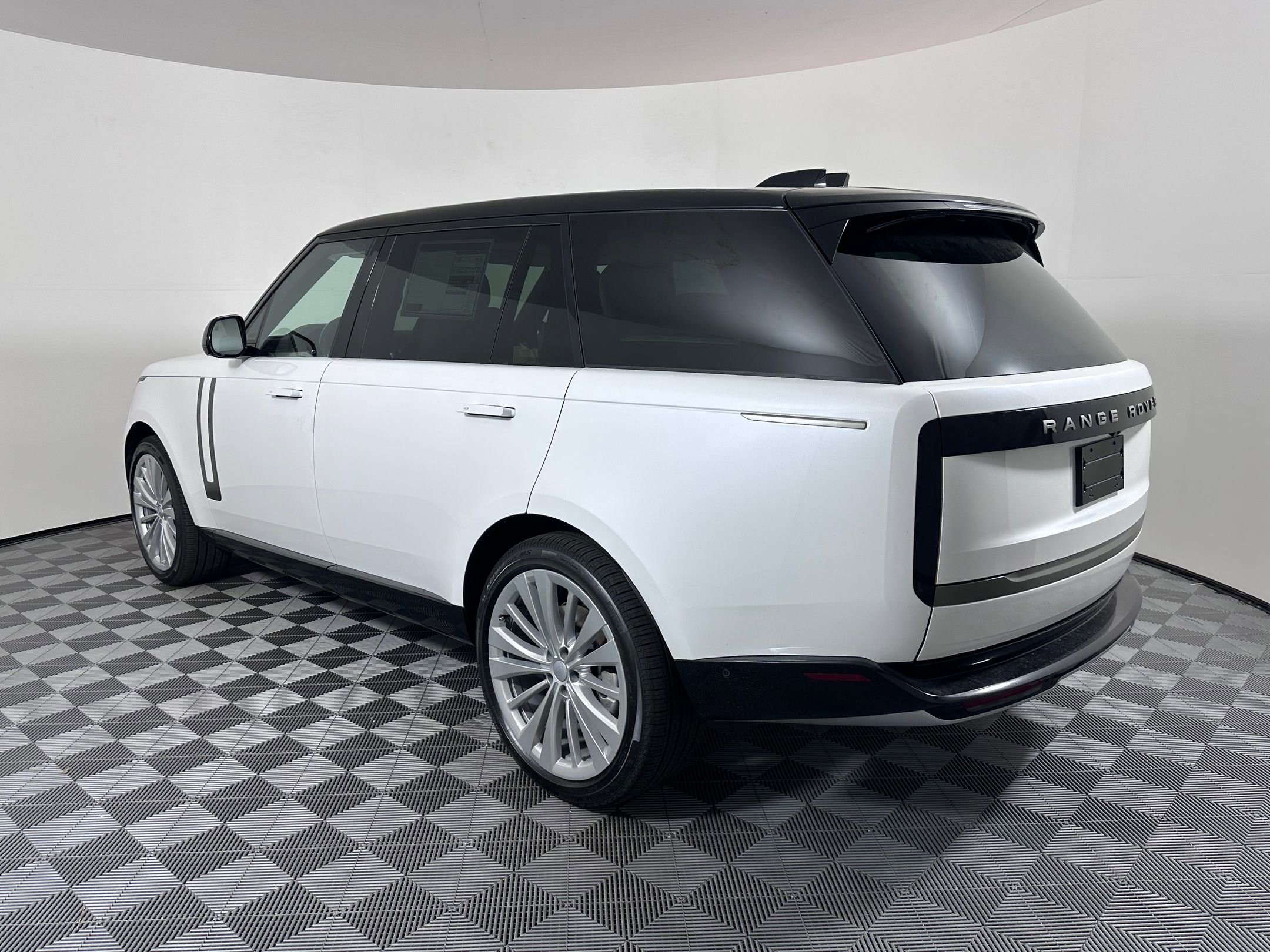 2025 Land Rover Range Rover SE photo 3