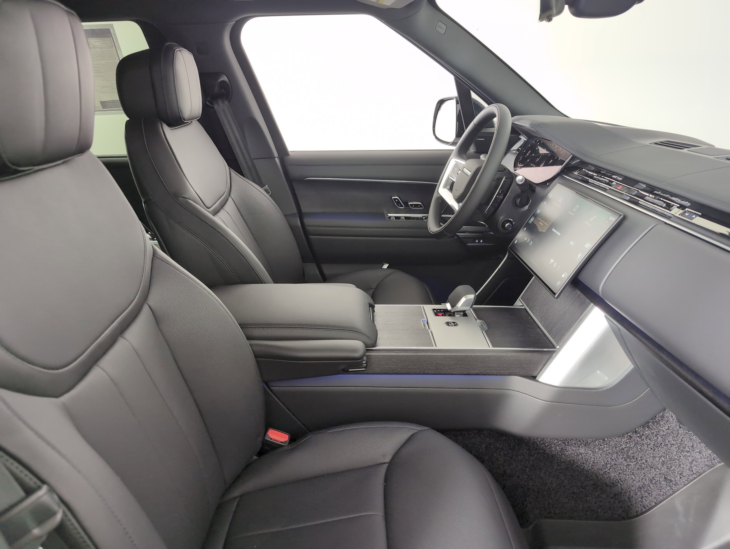 2025 Land Rover Range Rover SE photo 3