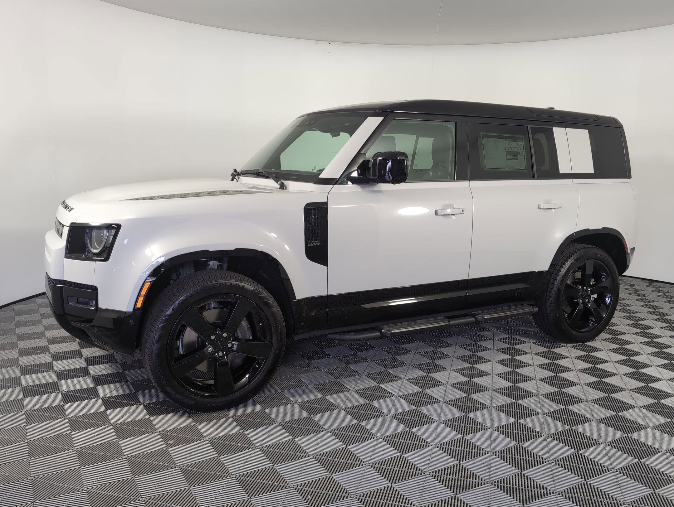 2026 Land Rover Defender X-Dynamic SE's photo