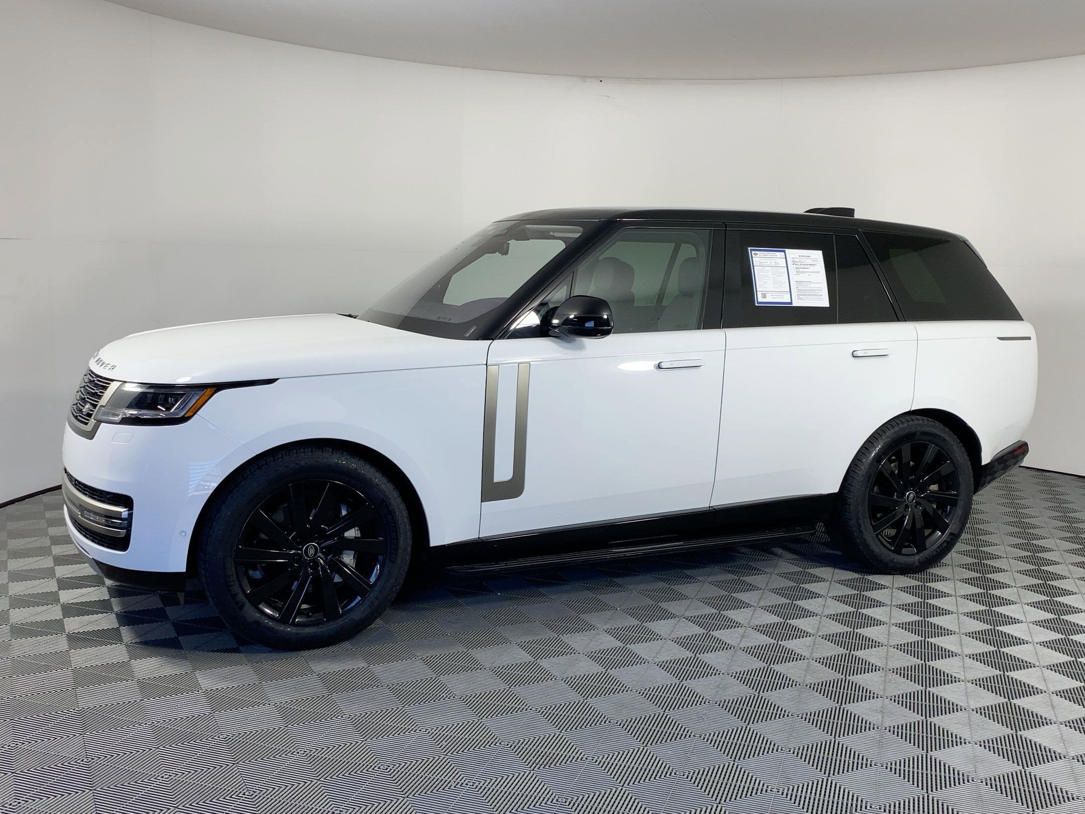 2023 Land Rover Range Rover SE's photo