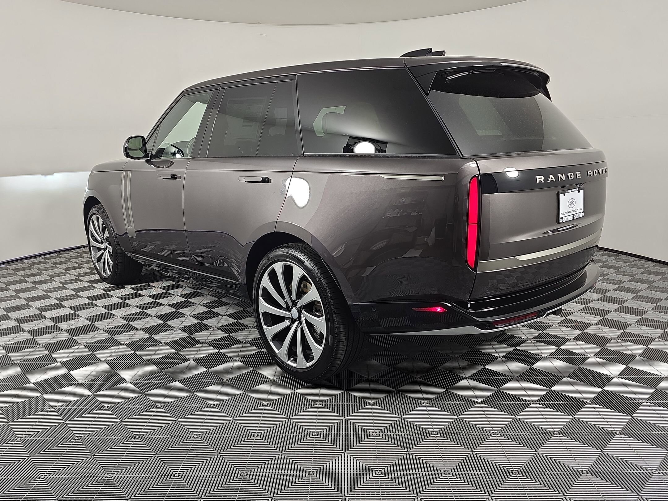 2025 Land Rover Range Rover SE photo 3