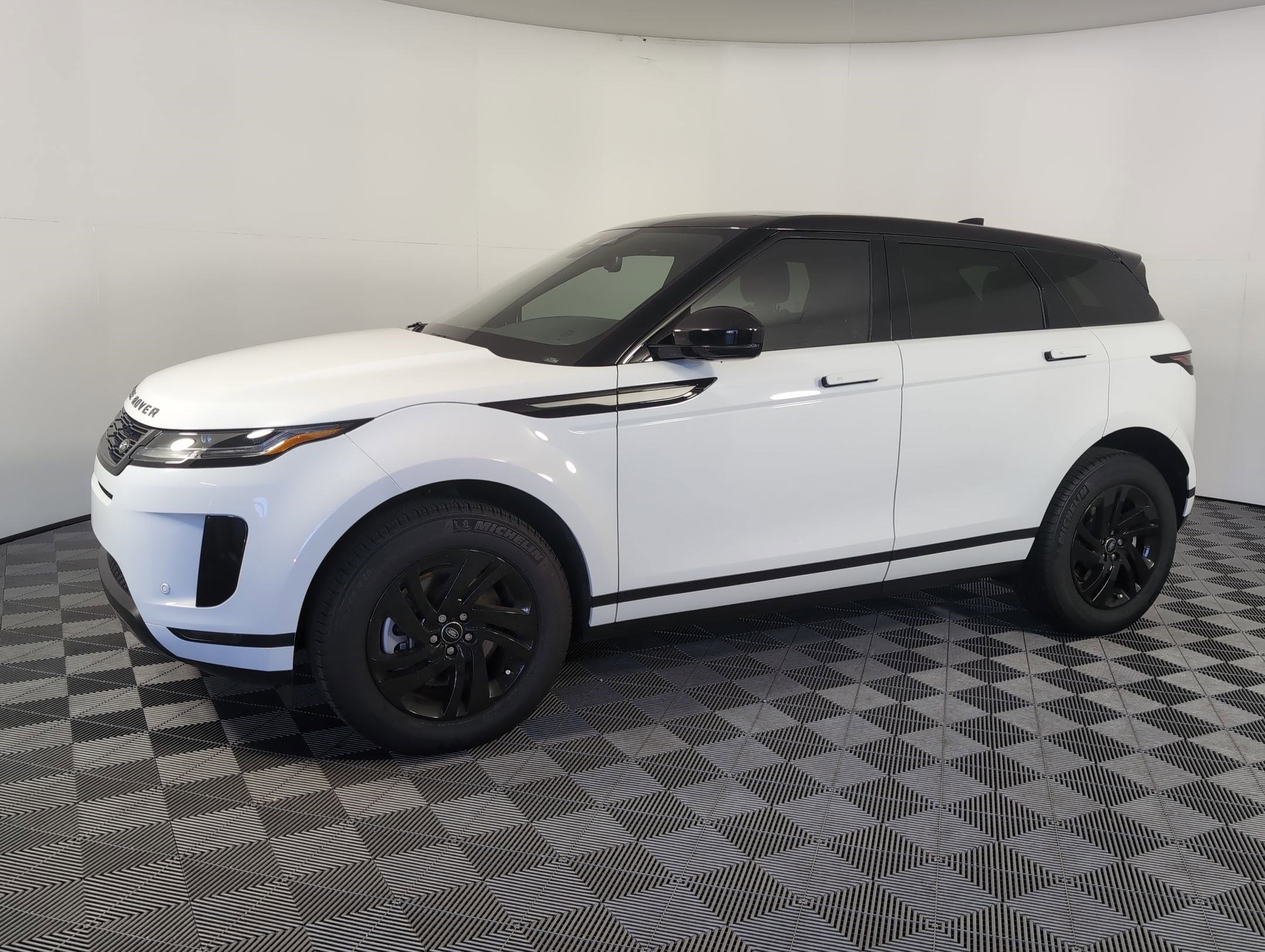 2026 Land Rover Range Rover Evoque S's photo