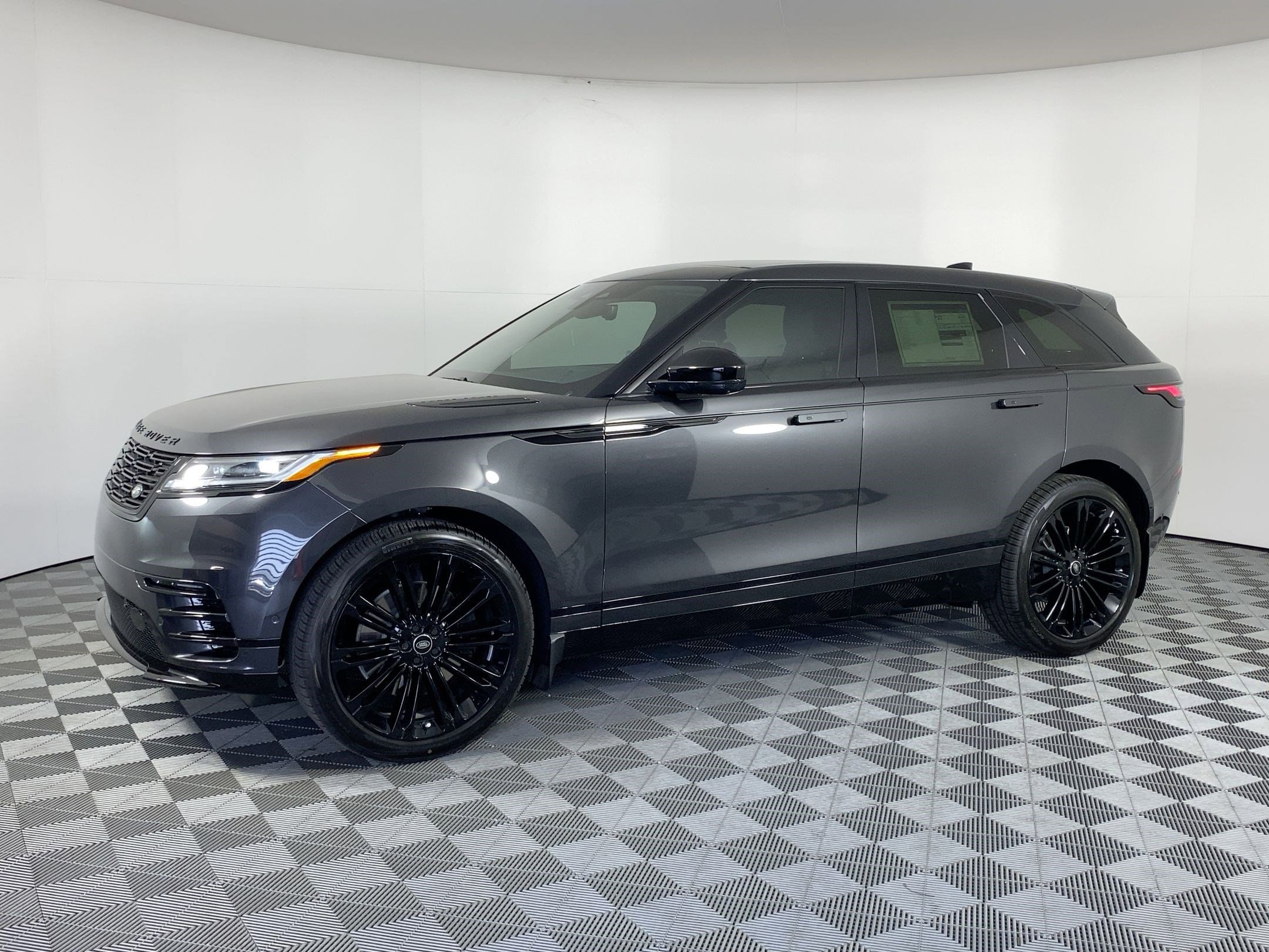 2026 Land Rover Range Rover Velar Dynamic SE's photo