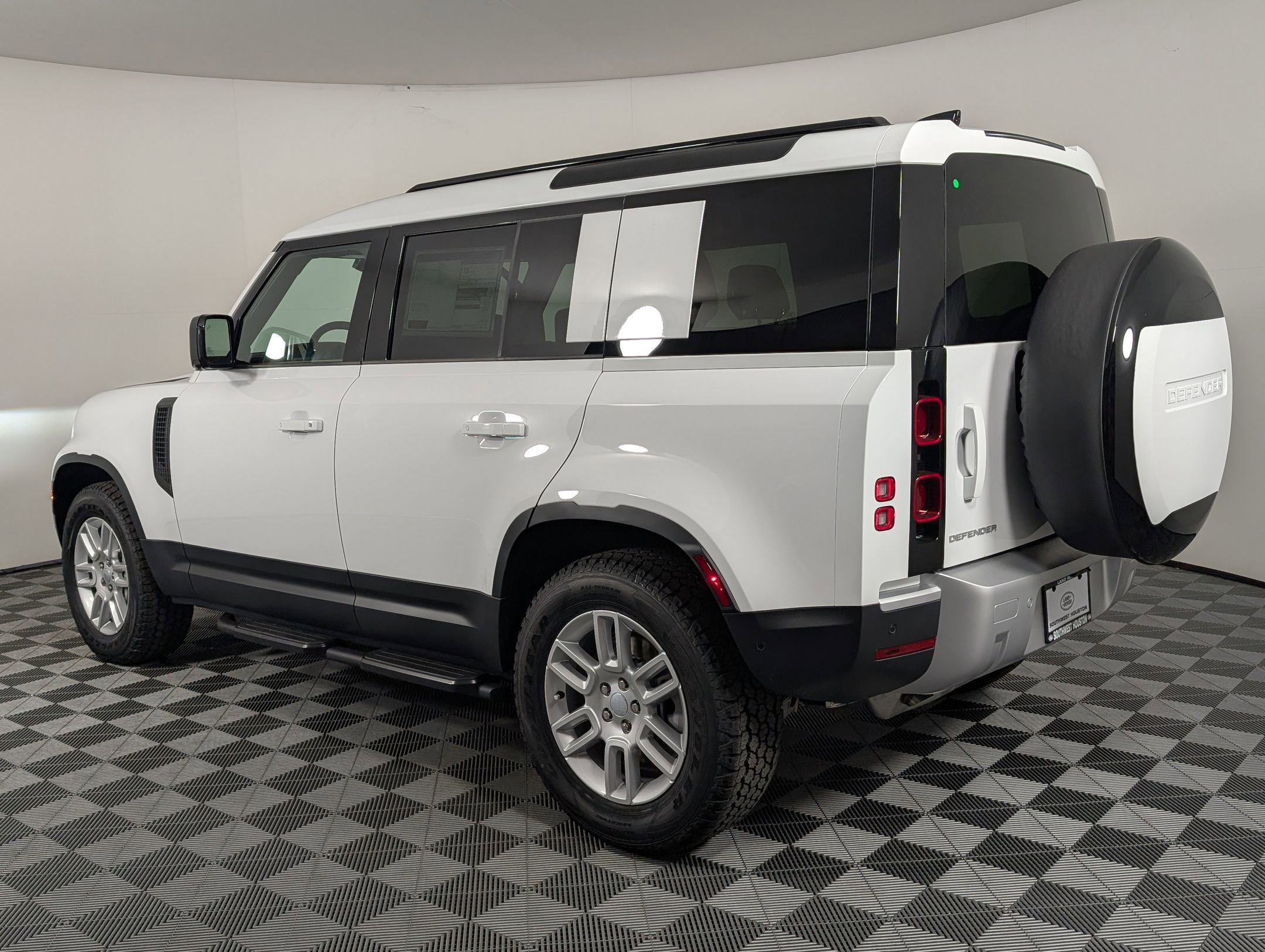 2025 Land Rover Defender 110 S photo 3