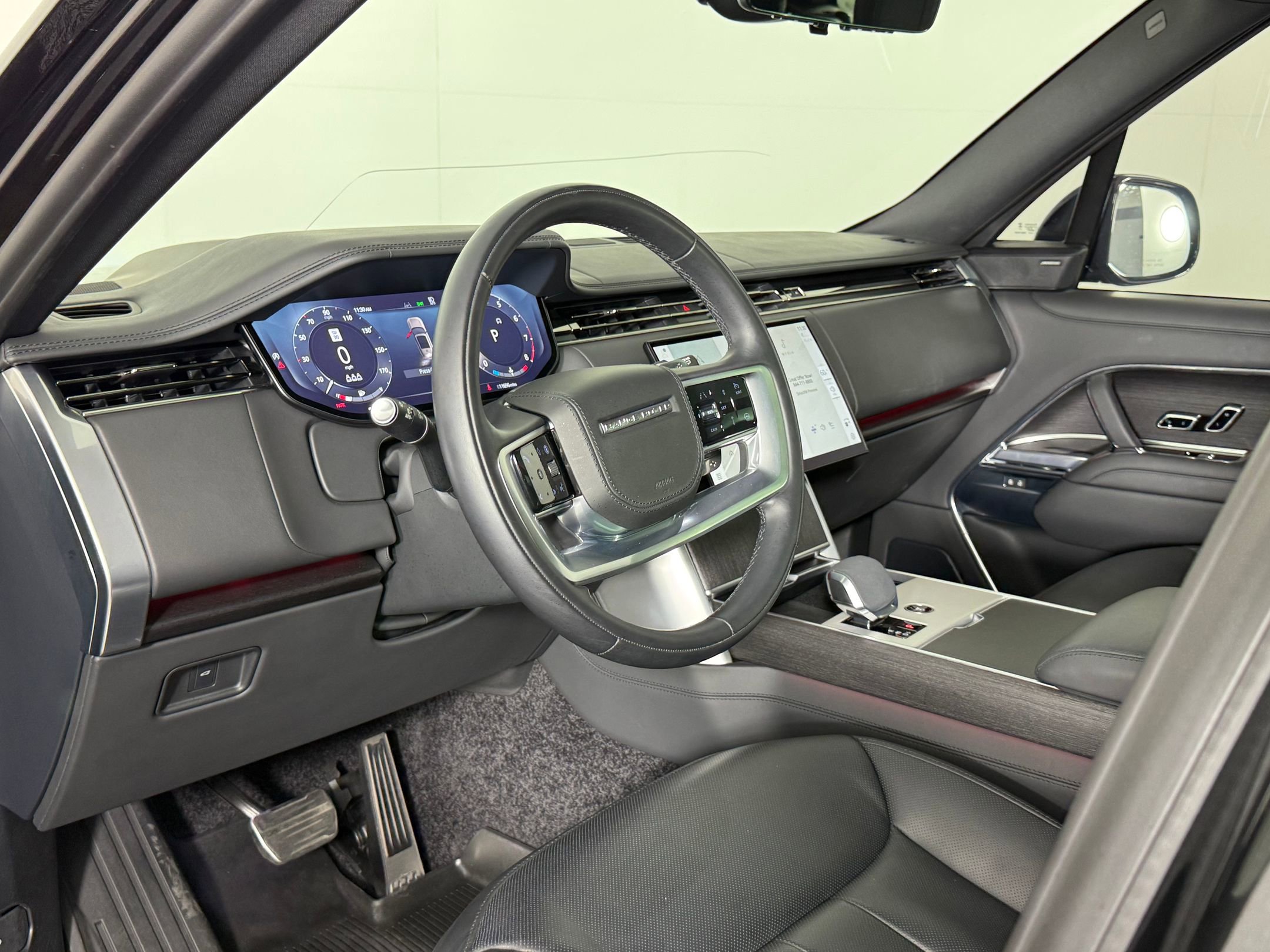 2024 Land Rover Range Rover SE photo 3