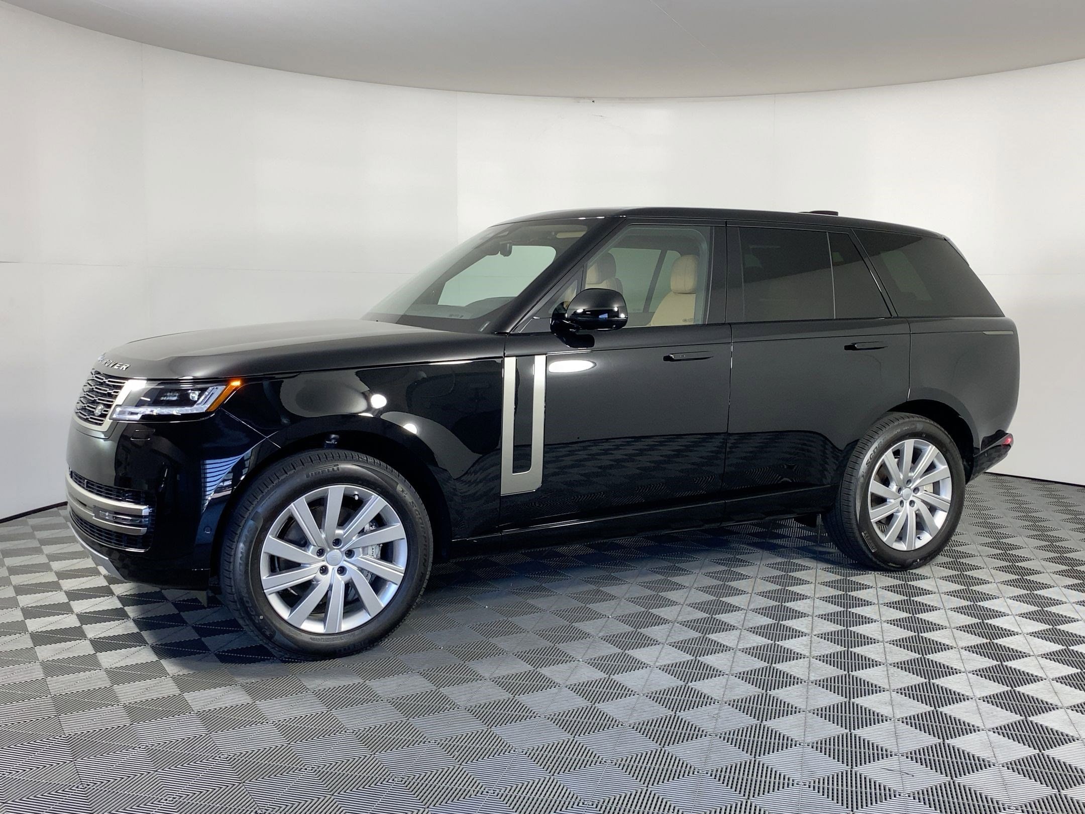 2025 Land Rover Range Rover SE's photo