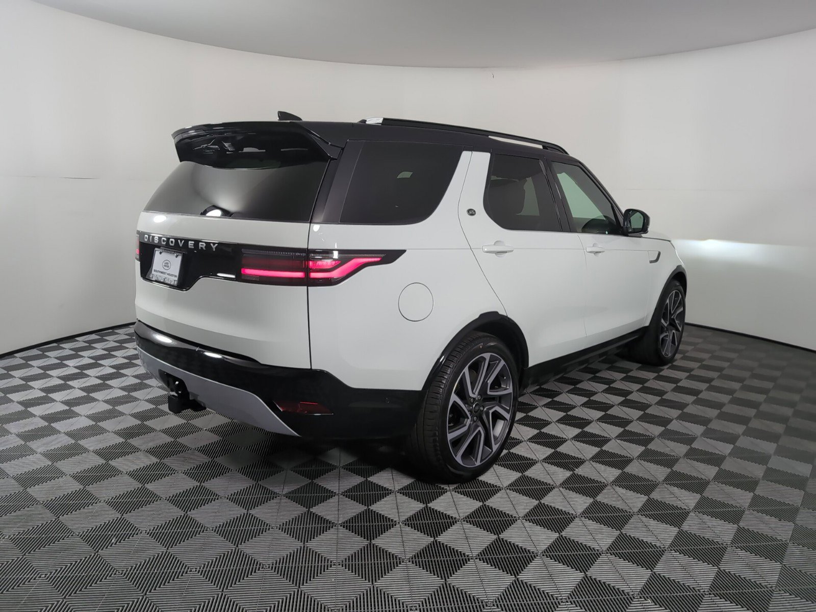 2025 Land Rover Discovery Metropolitan Edition photo 2