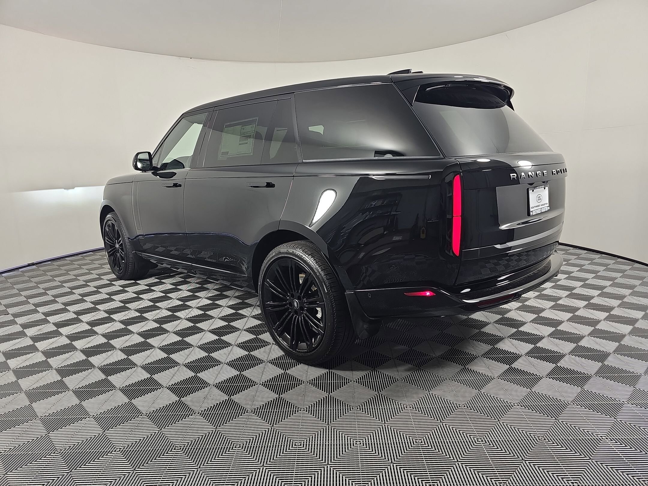 2025 Land Rover Range Rover SE photo 3