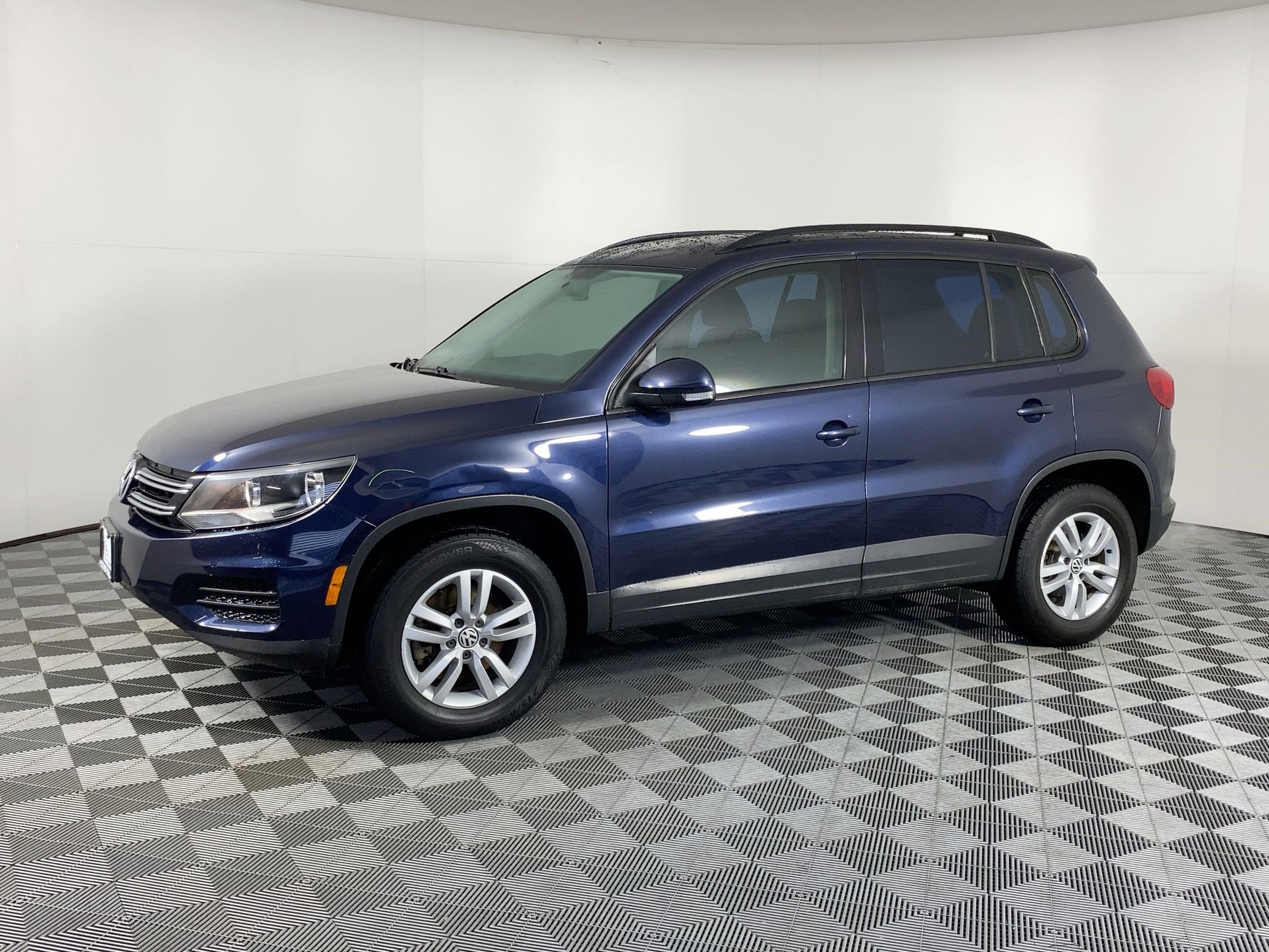 2015 Volkswagen Tiguan S's photo
