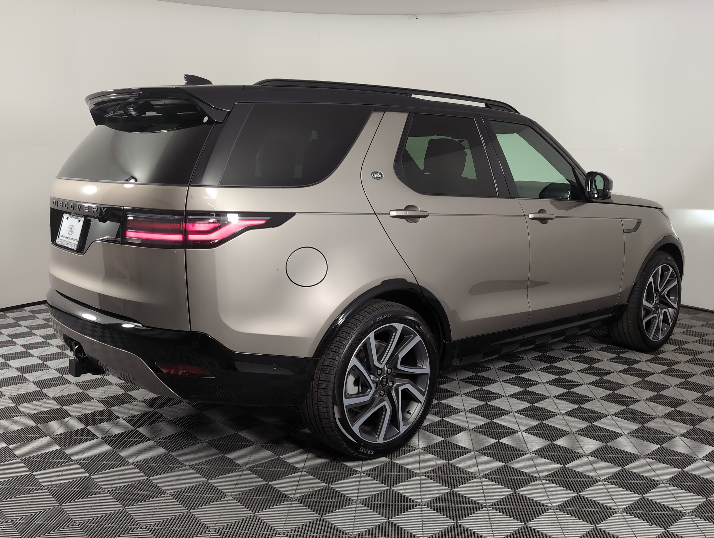 2025 Land Rover Discovery SE photo 2