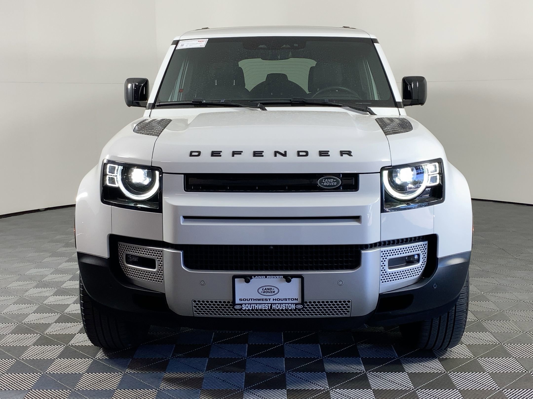 2025 Land Rover Defender 110 S photo 4