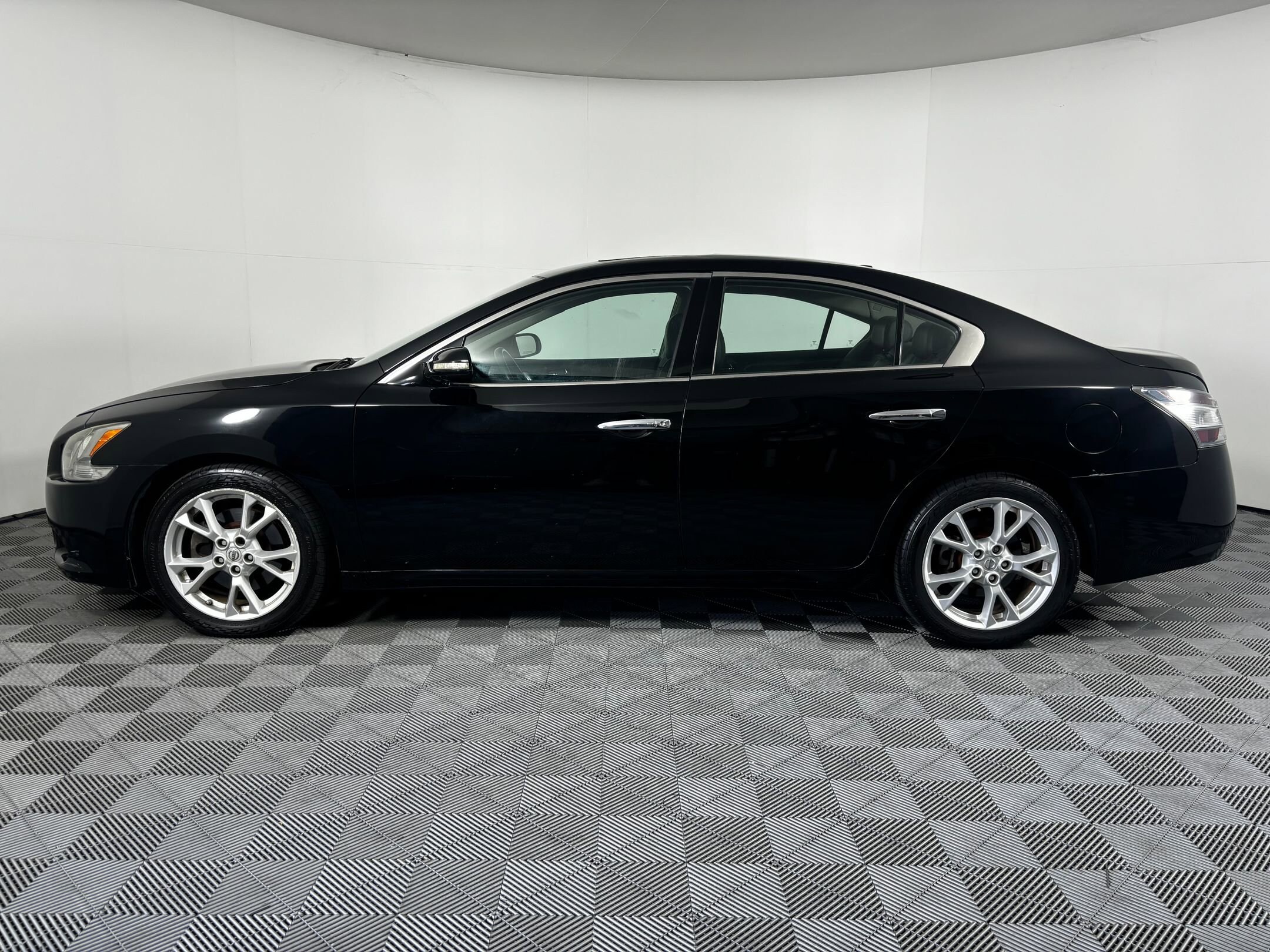 2014 Nissan Maxima SV photo 2