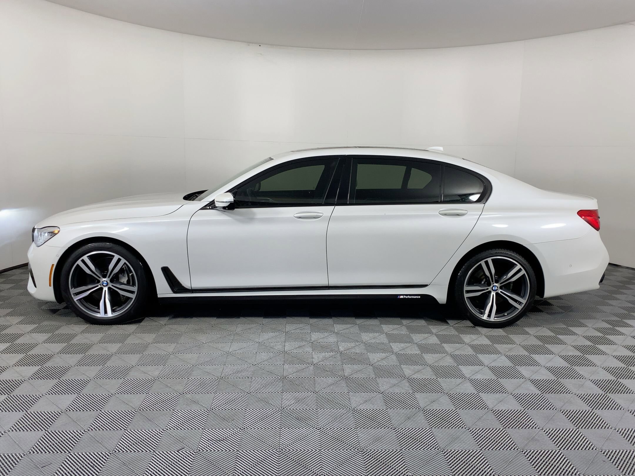 2019 Bmw 750i 7-series photo 2