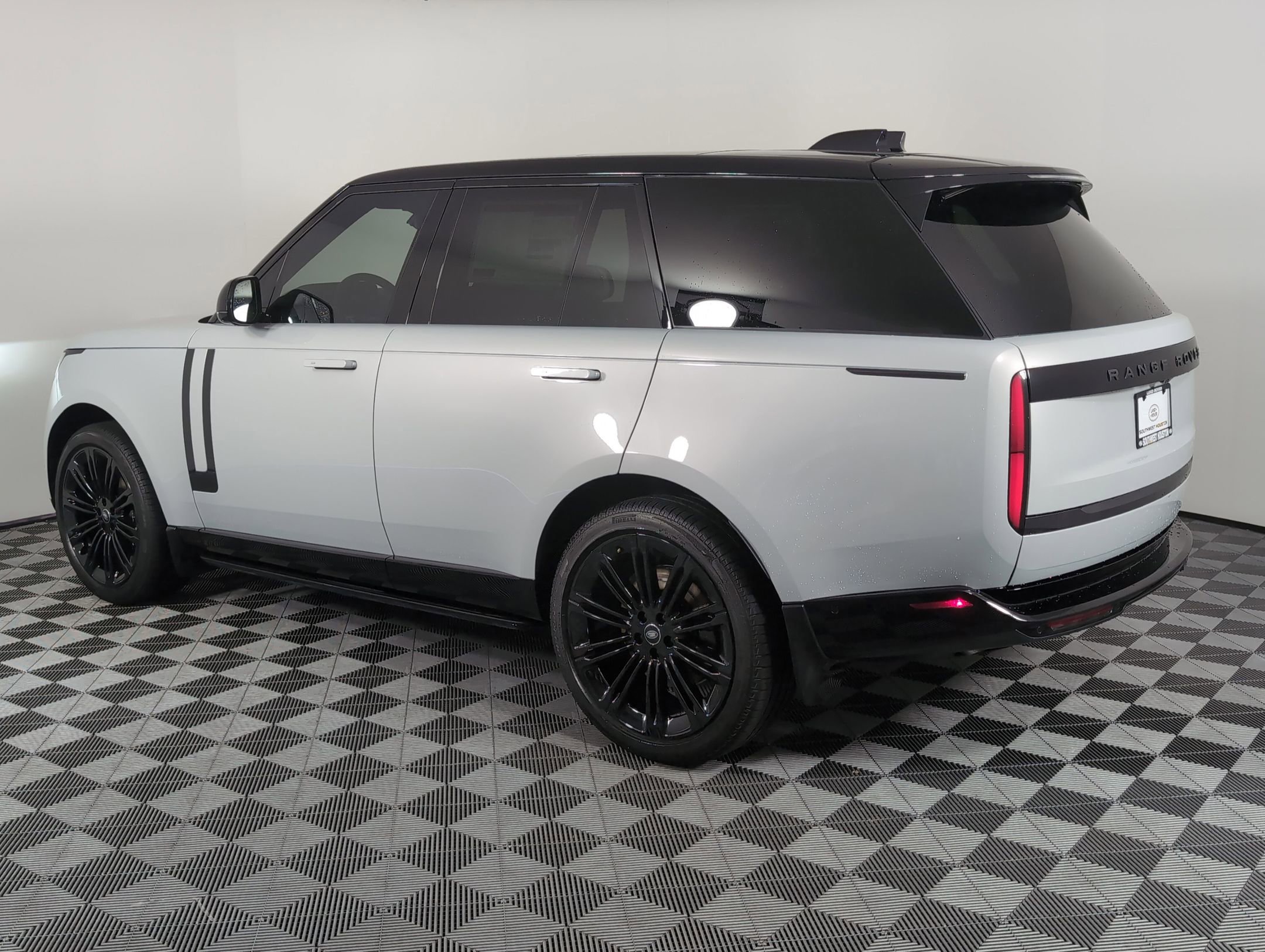 2025 Land Rover Range Rover SE photo 3
