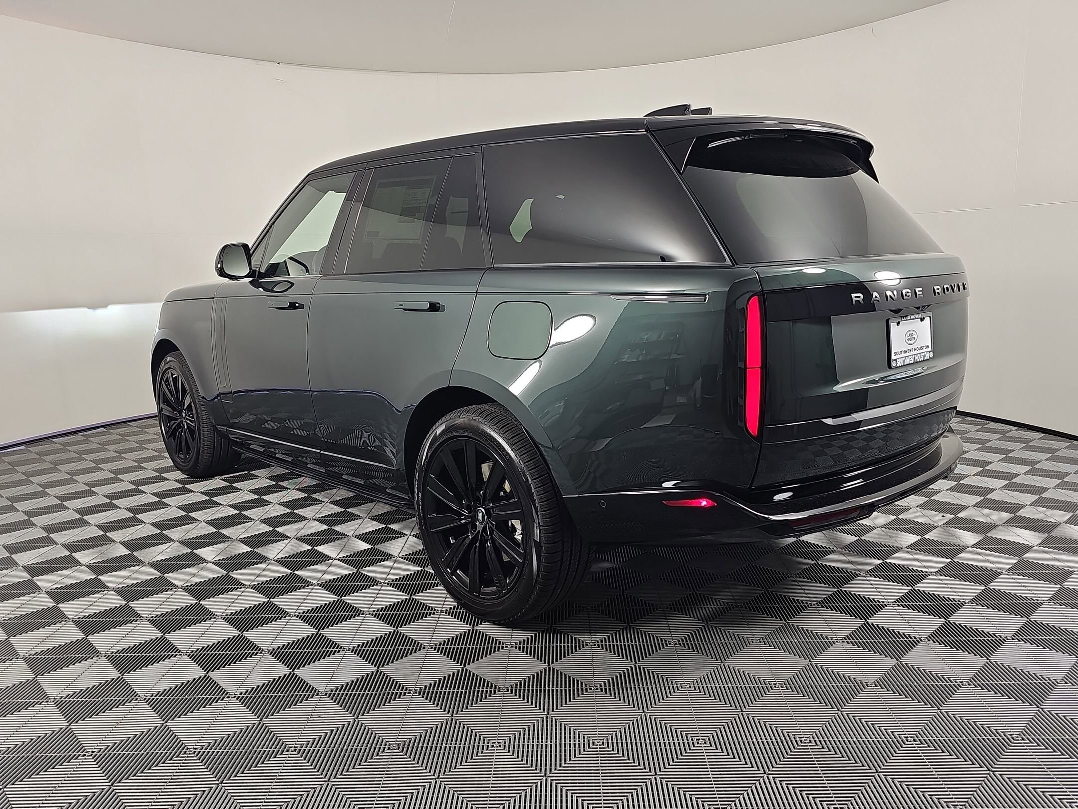 2025 Land Rover Range Rover SE photo 3