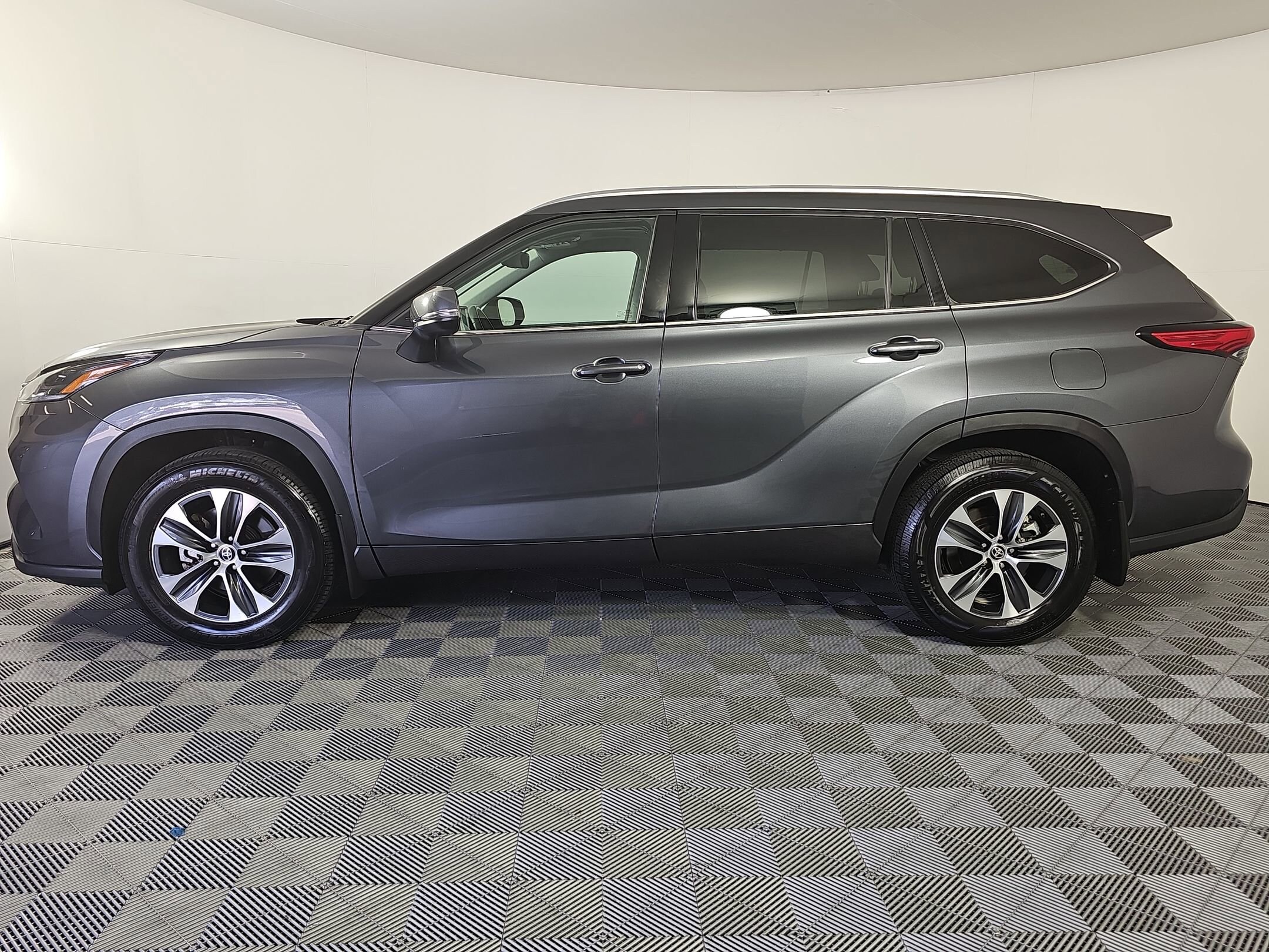 2021 Toyota Highlander XLE photo 2