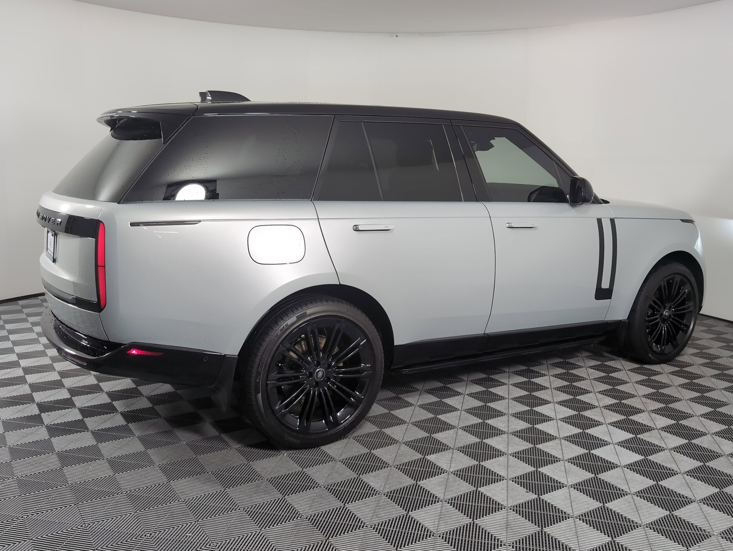 2025 Land Rover Range Rover SE photo 2