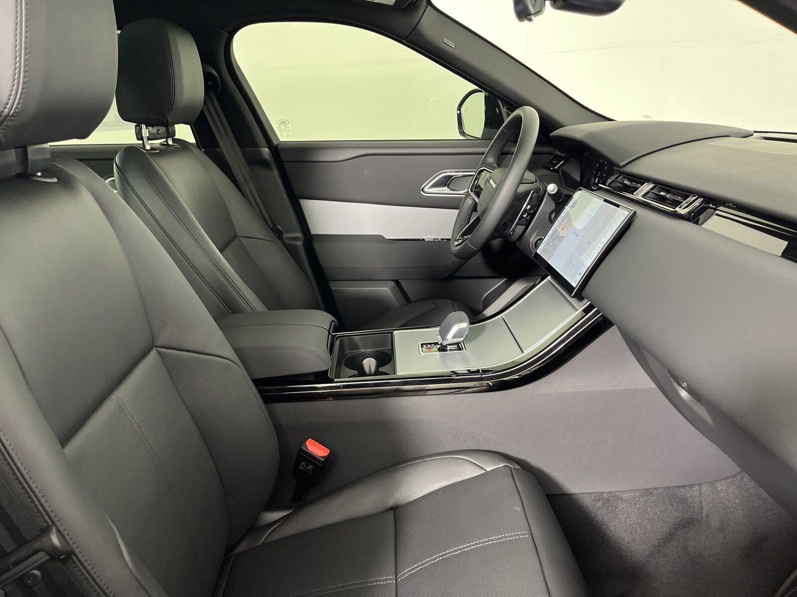 2025 Land Rover Range Rover Velar SE photo 3
