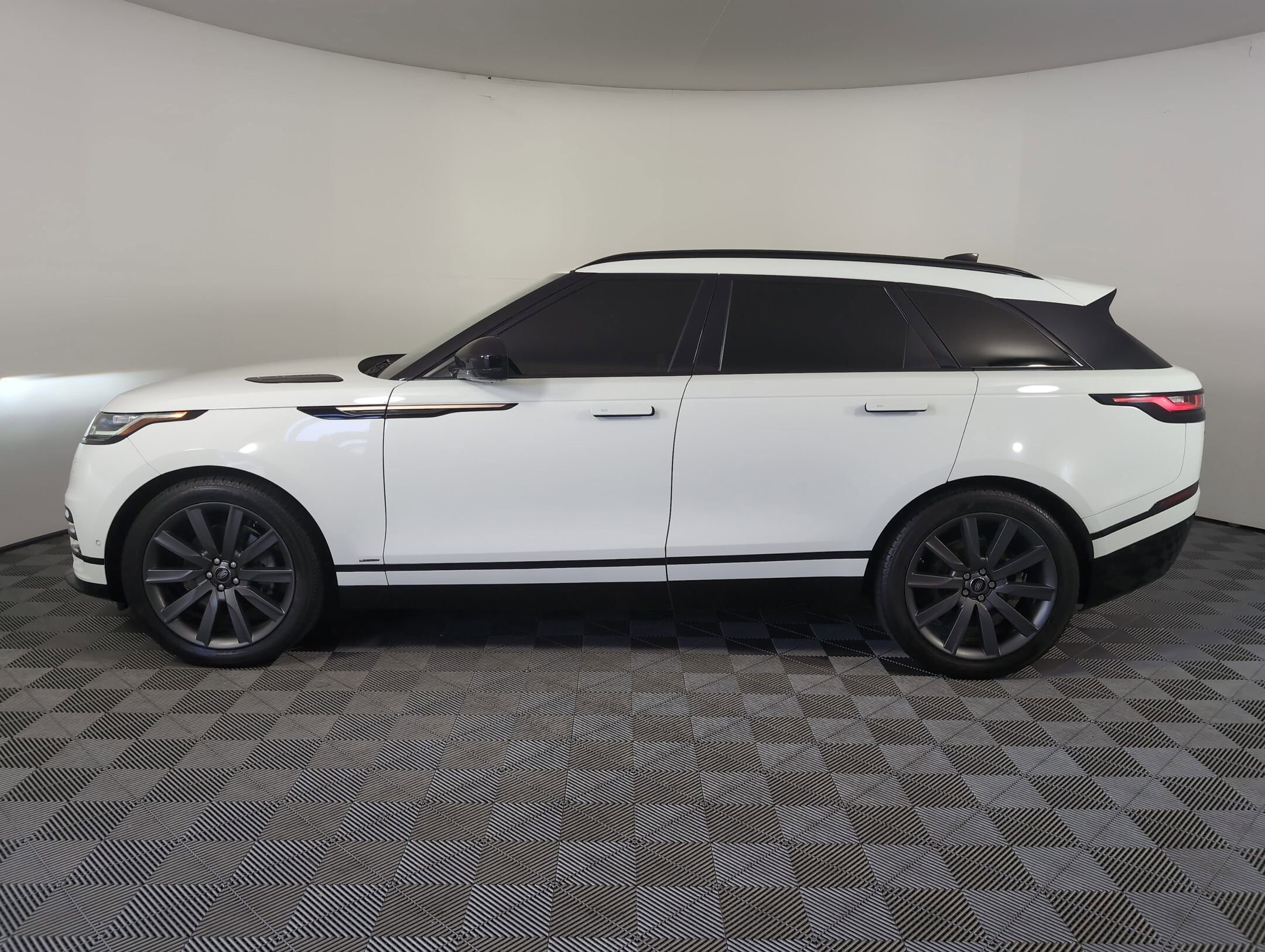 2019 Land Rover Range Rover Velar R-Dynamic HSE photo 2