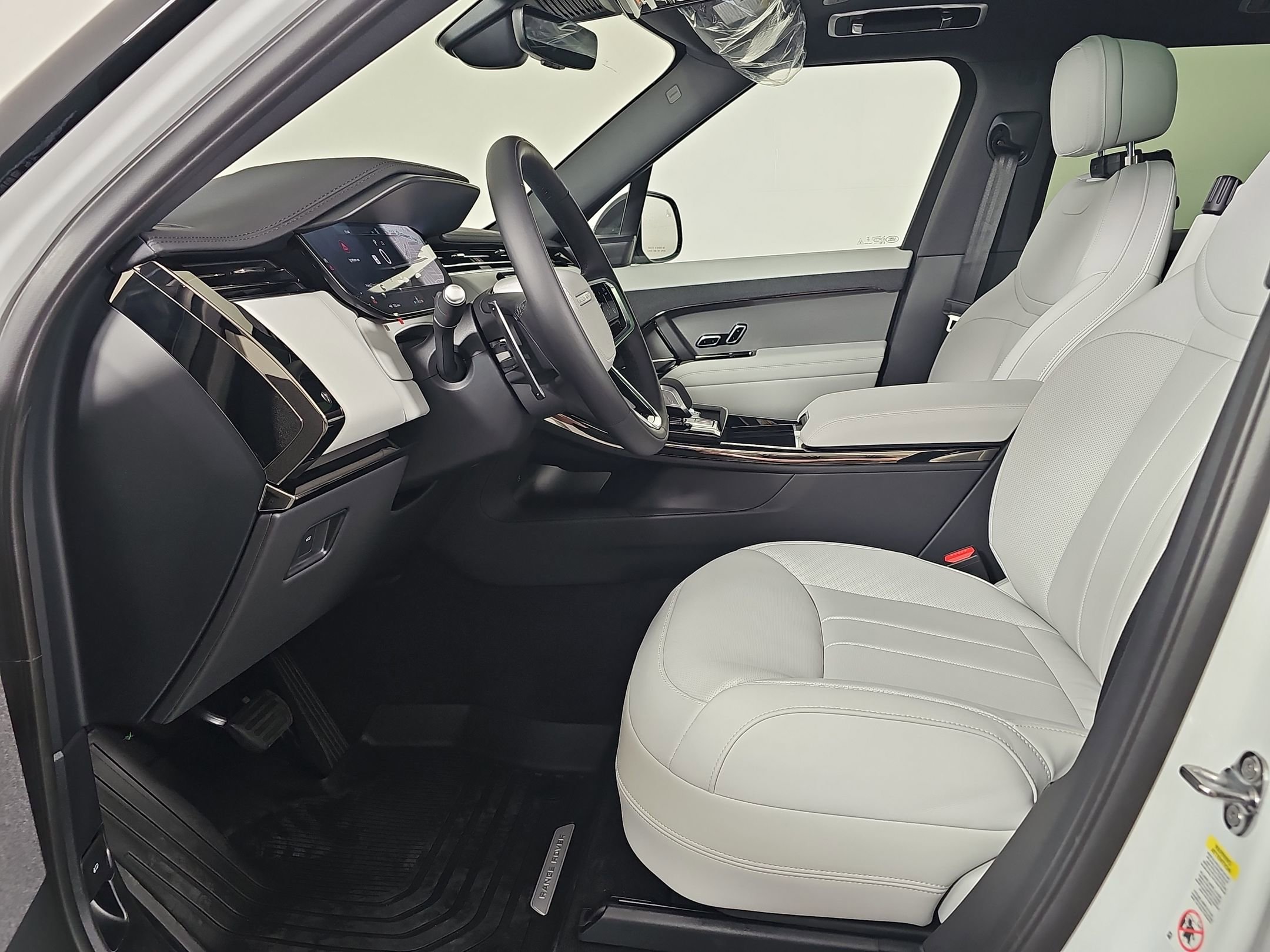 2025 Land Rover Range Rover Sport P360 SE photo 4