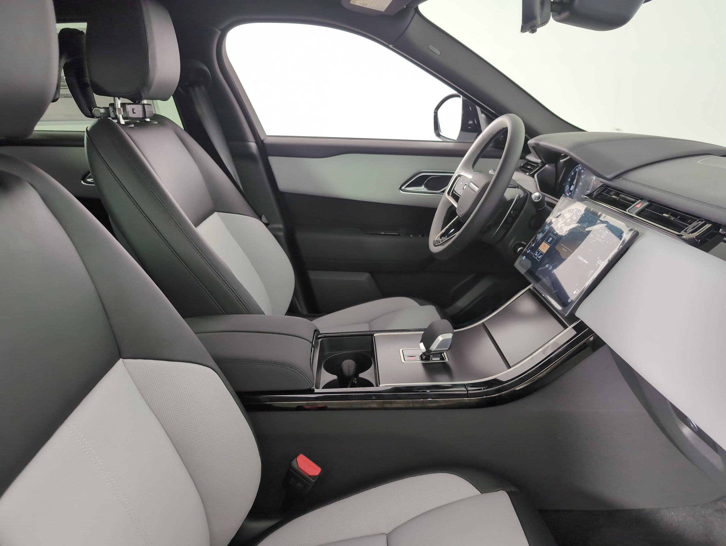2026 Land Rover Range Rover Velar SE photo 3