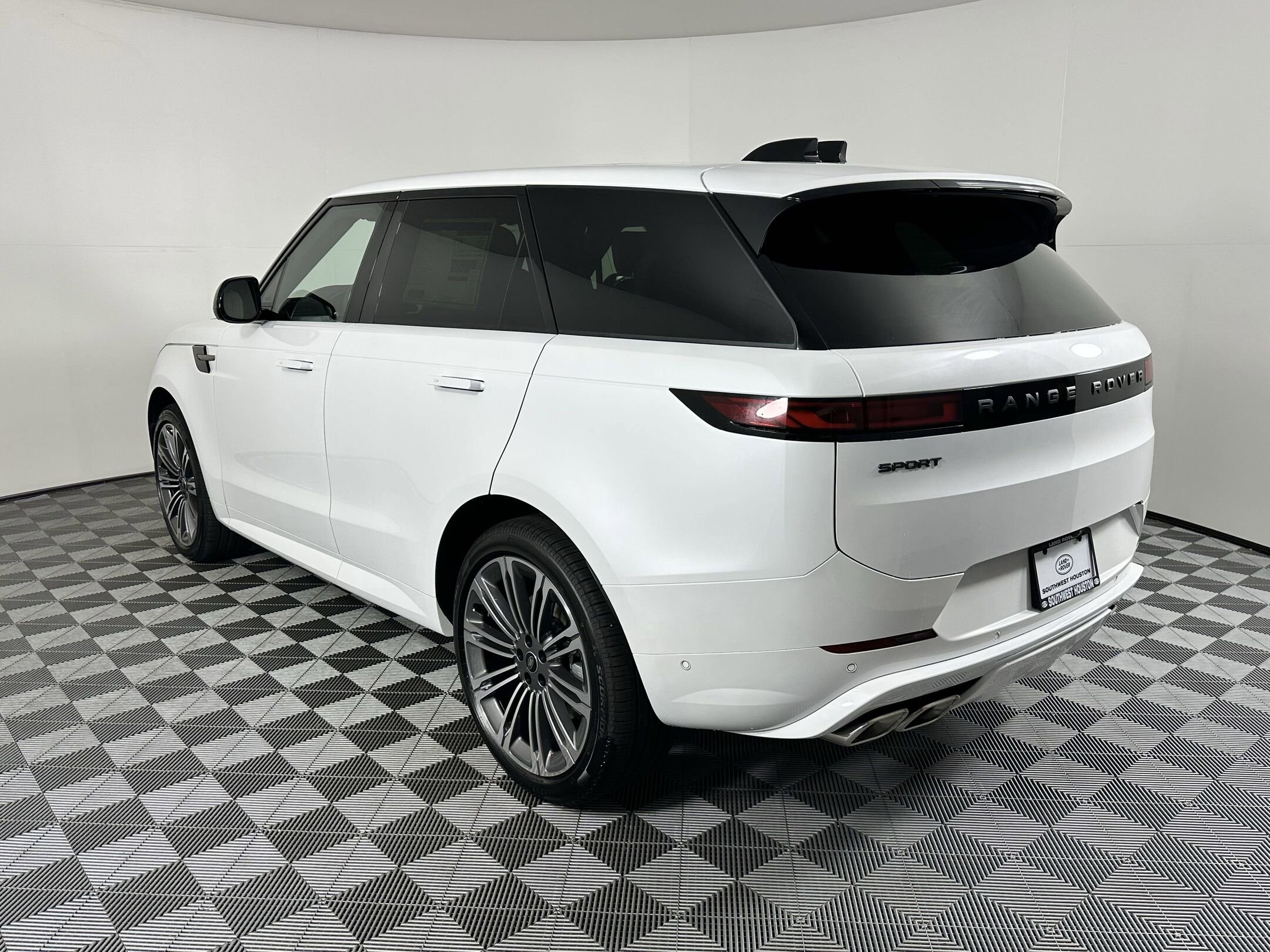 2025 Land Rover Range Rover Sport P530 Dynamic SE photo 3