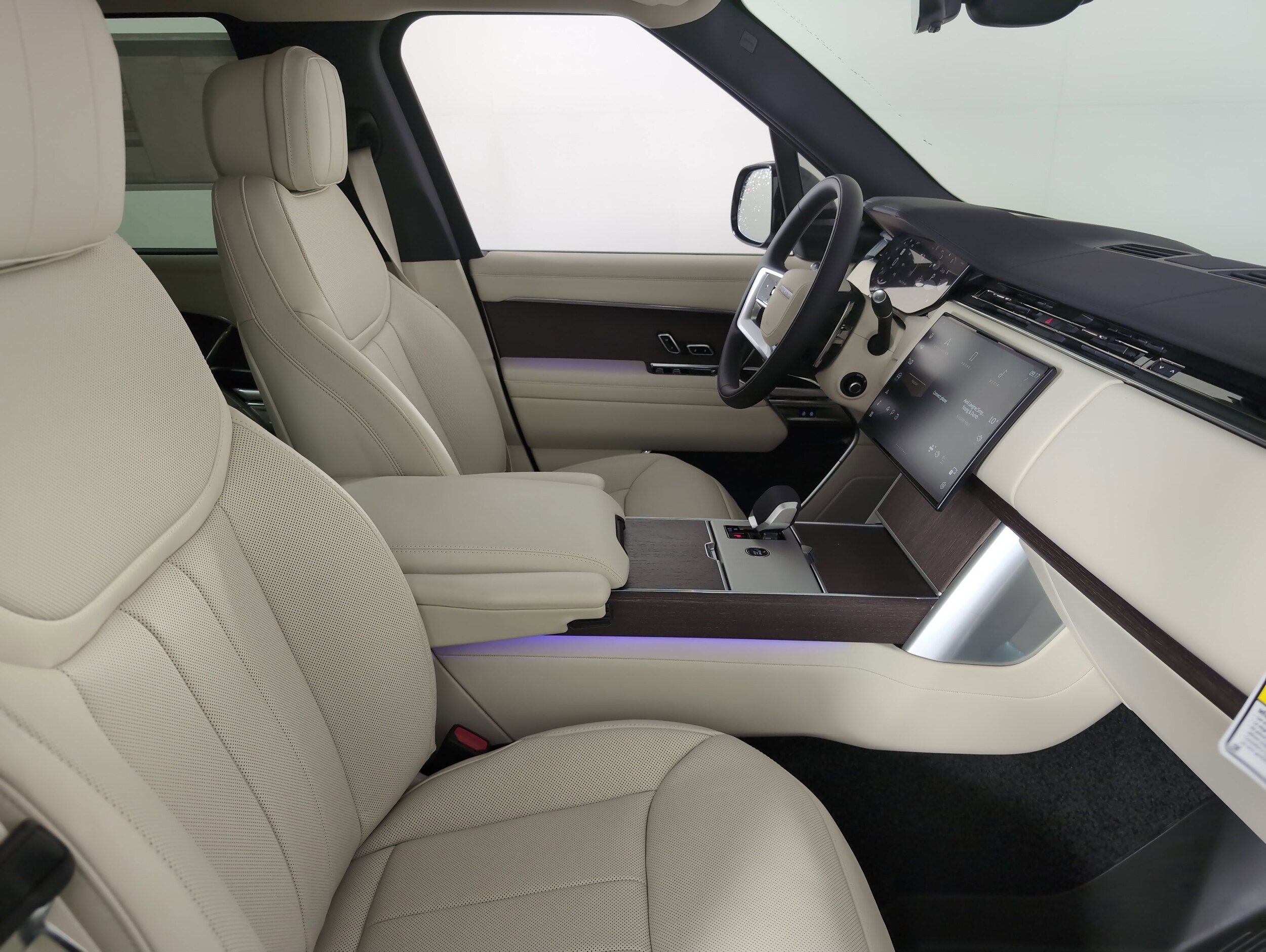 2025 Land Rover Range Rover SE photo 3