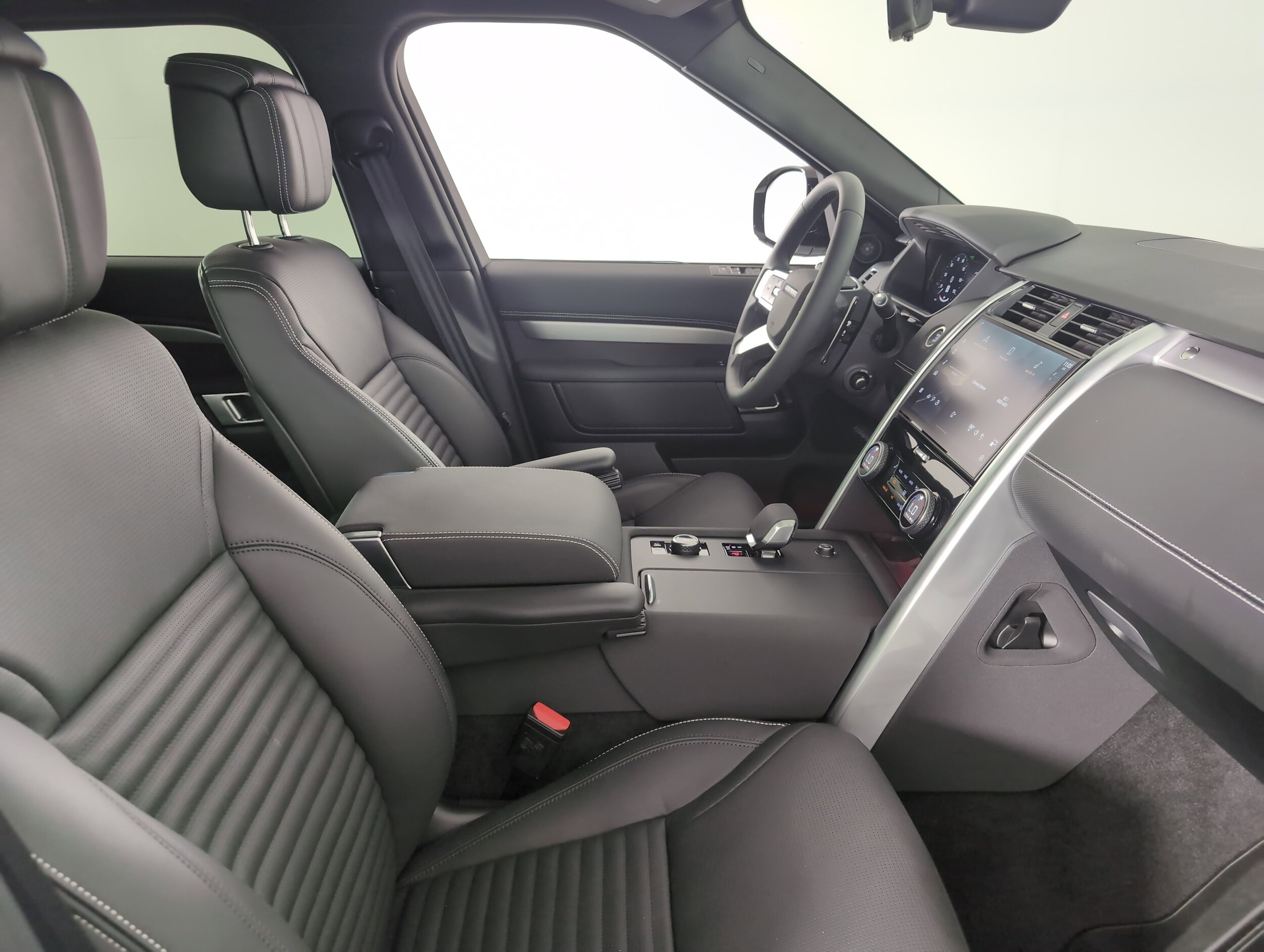 2025 Land Rover Discovery SE photo 3