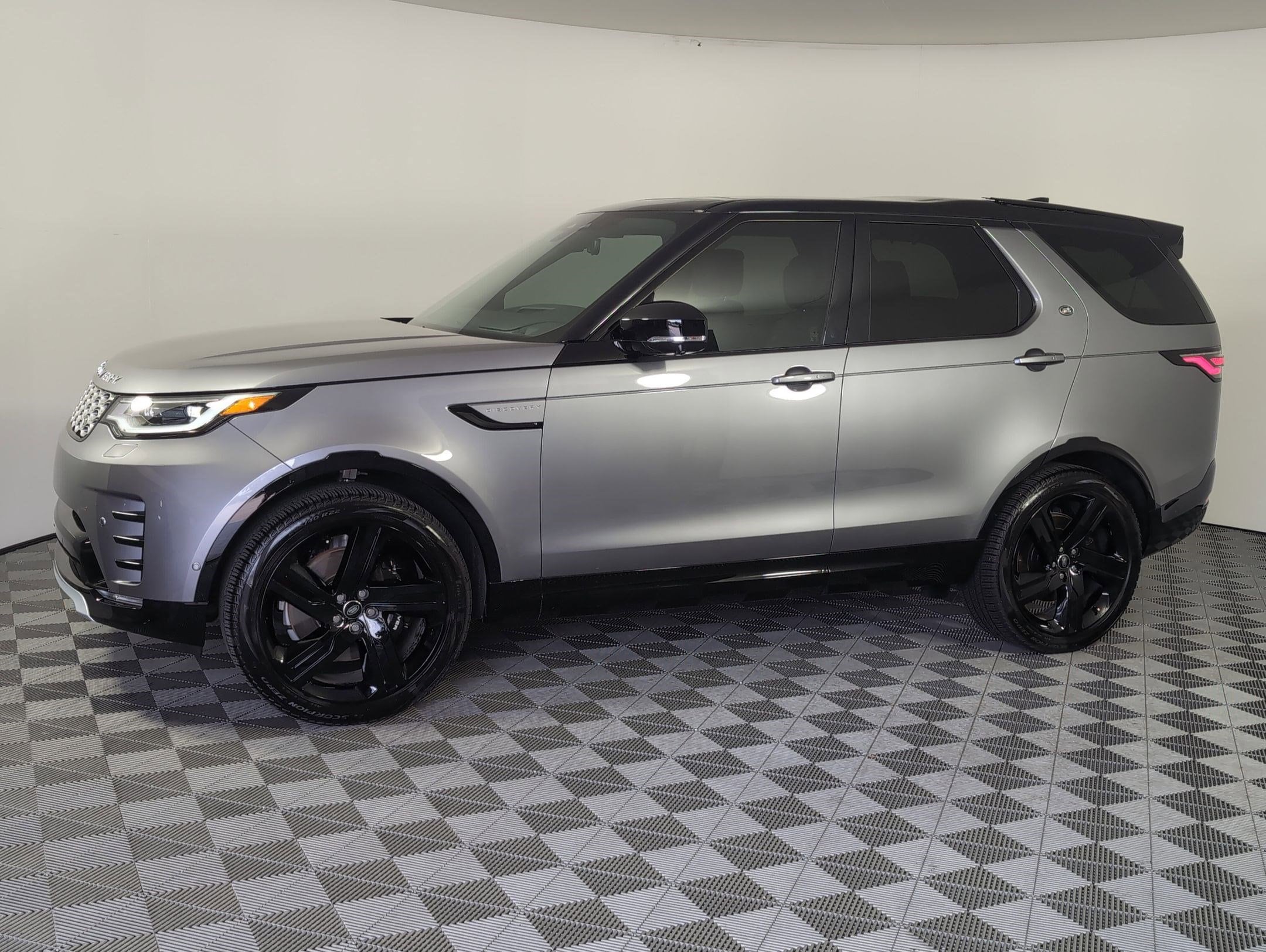 2025 Land Rover Discovery Metropolitan Edition's photo