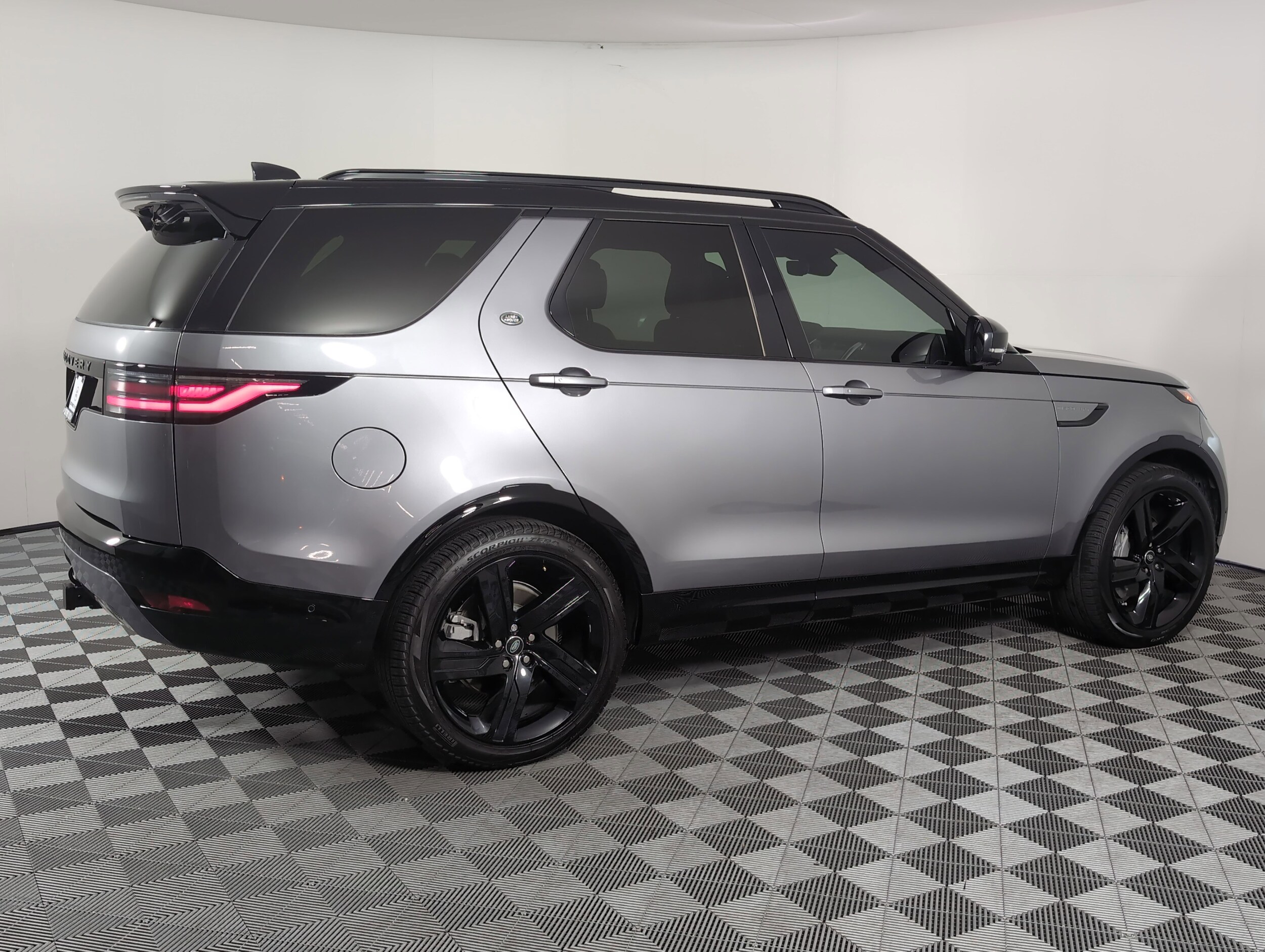 2025 Land Rover Discovery SE photo 2