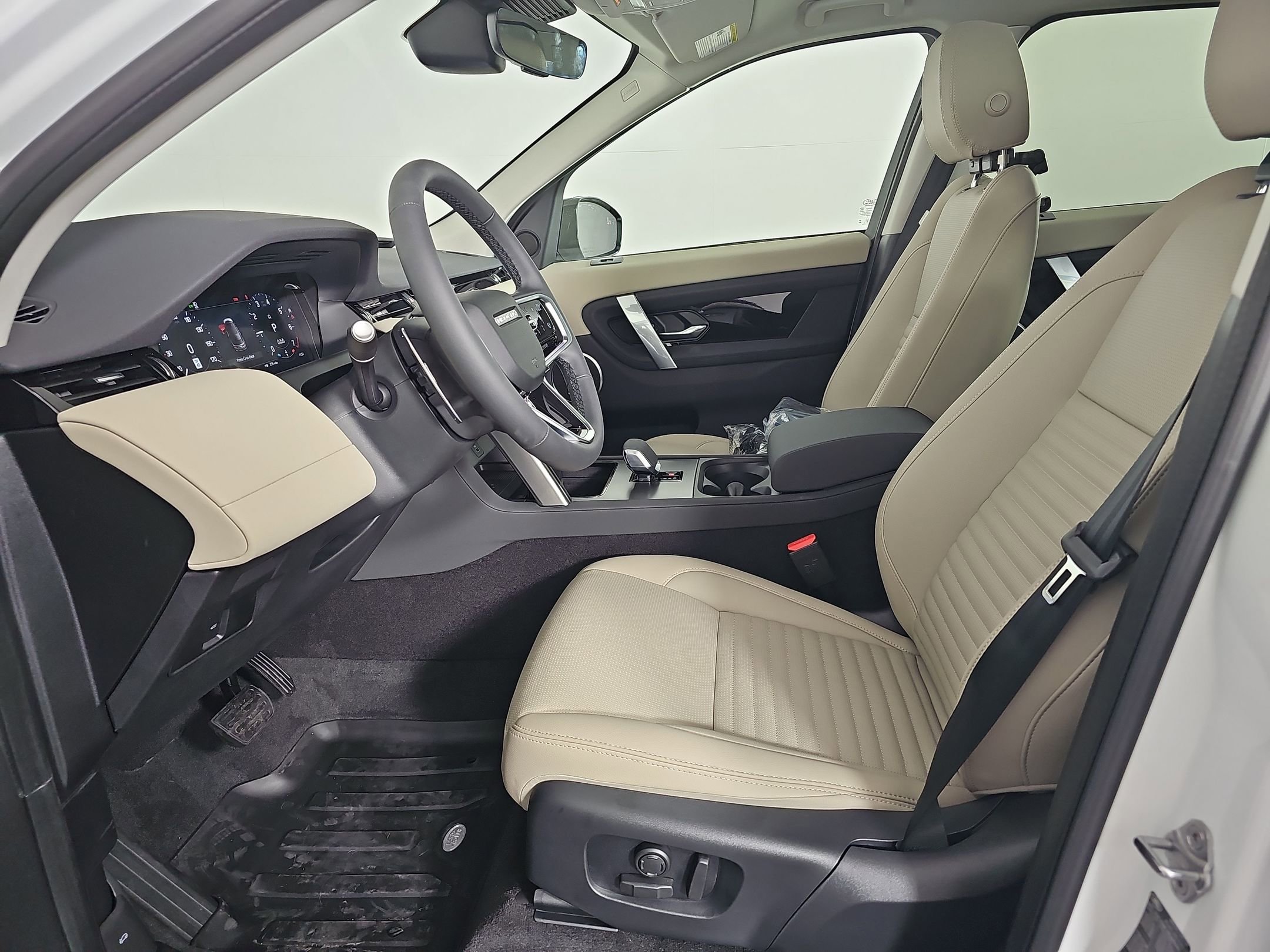 2025 Land Rover Discovery Sport S photo 4