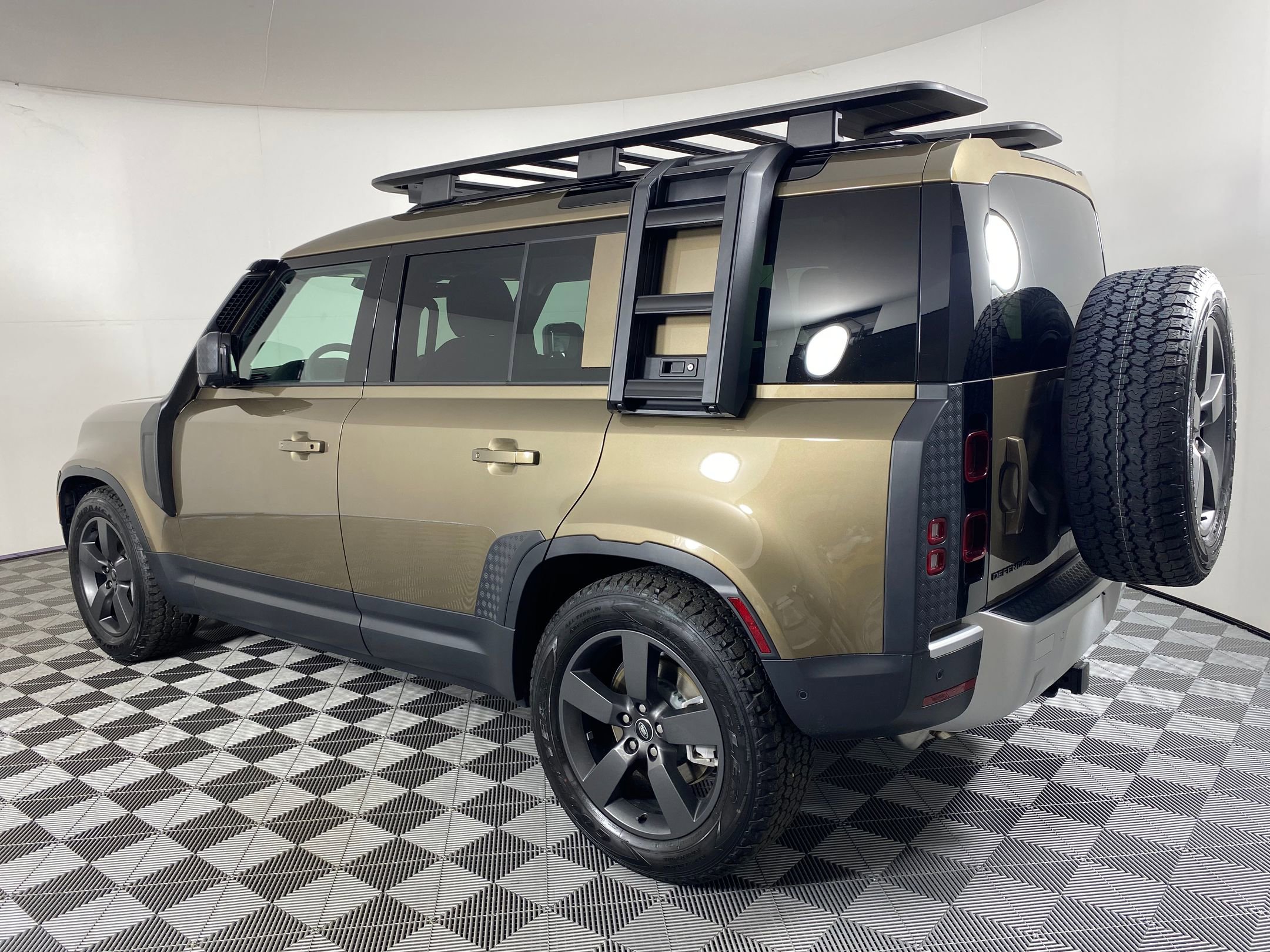 2025 Land Rover Defender 110 S photo 2