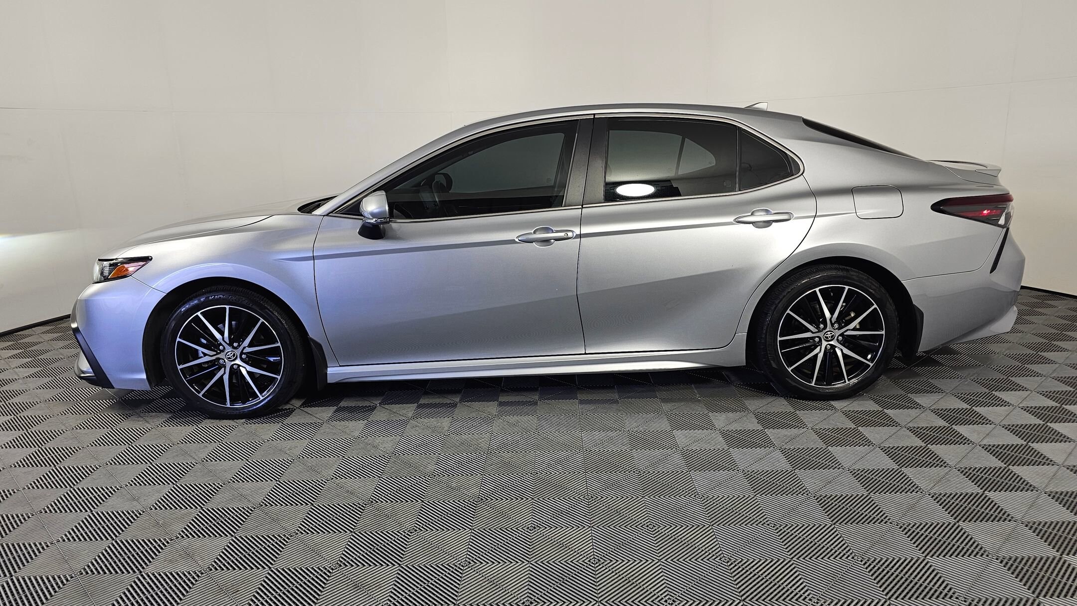 2023 Toyota Camry Hybrid SE photo 2
