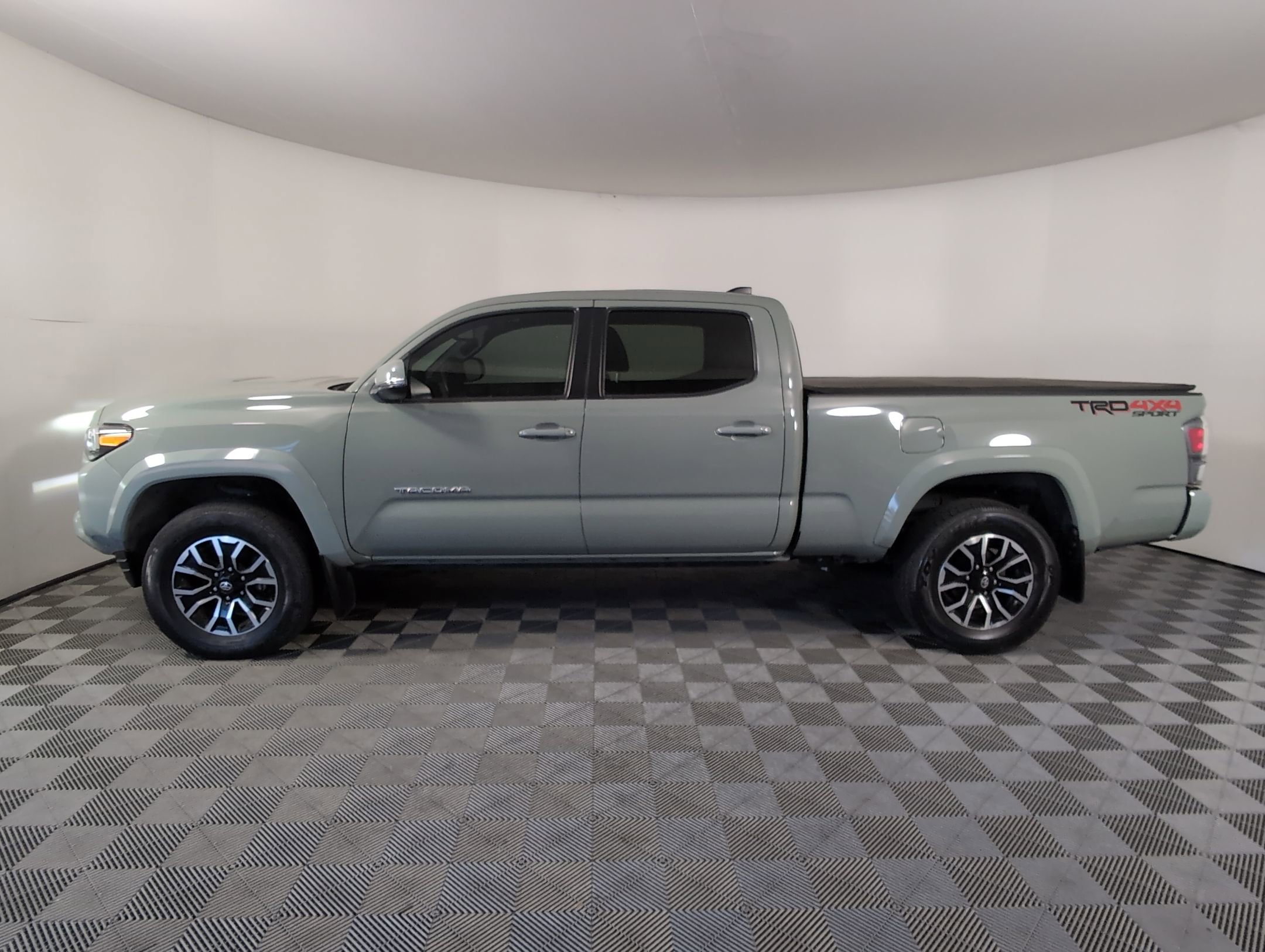 2023 Toyota Tacoma TRD Sport photo 2