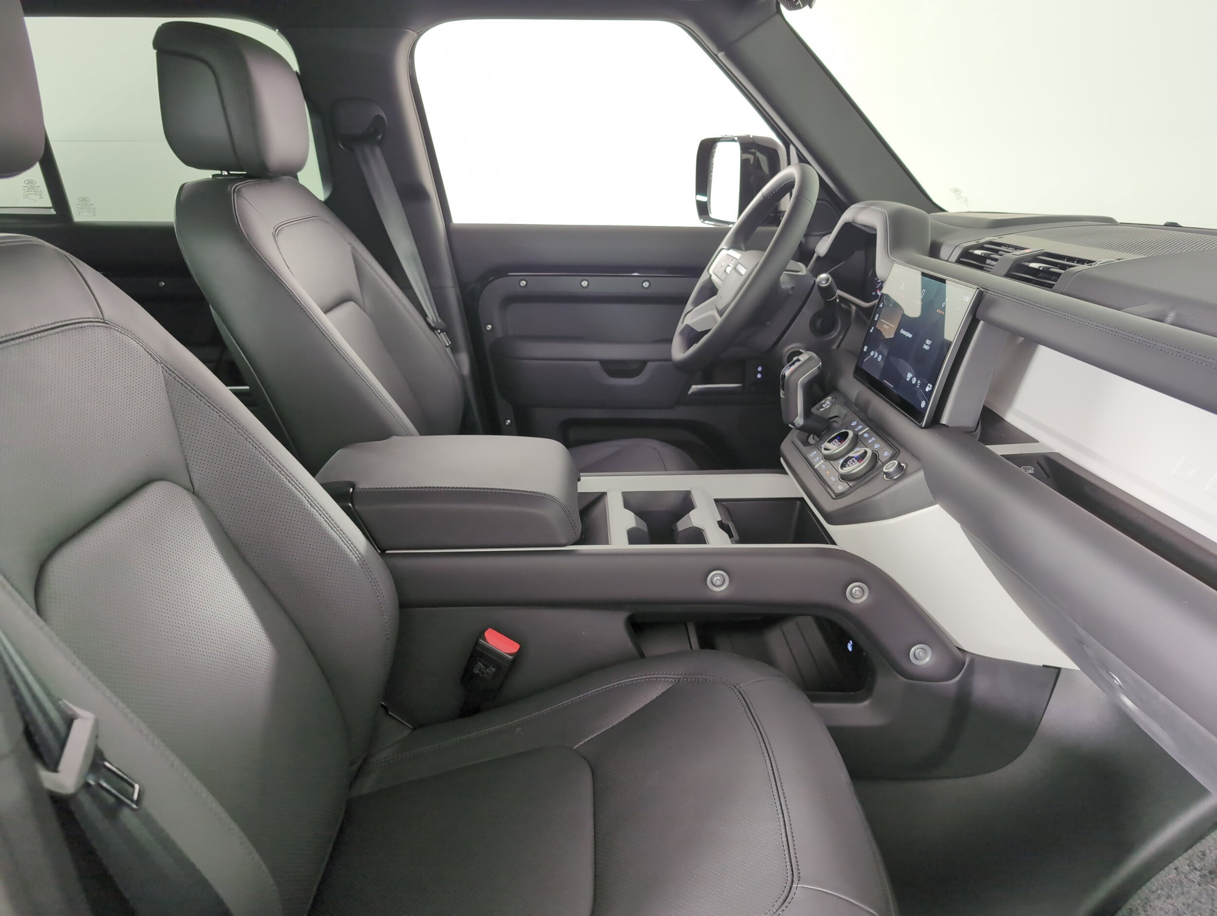 2025 Land Rover Defender 130 X-Dynamic SE photo 3