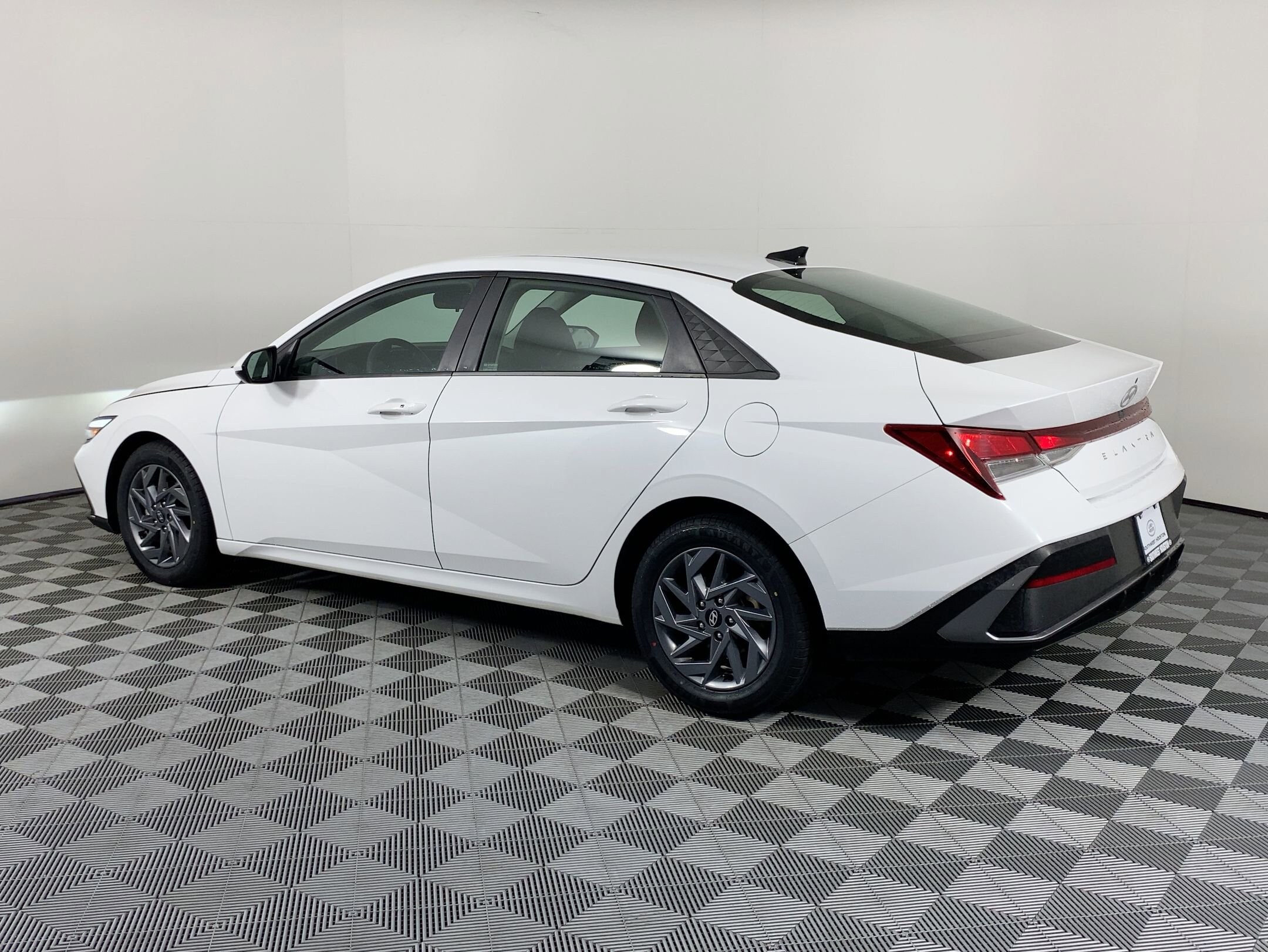 2024 Hyundai Elantra SEL photo 3