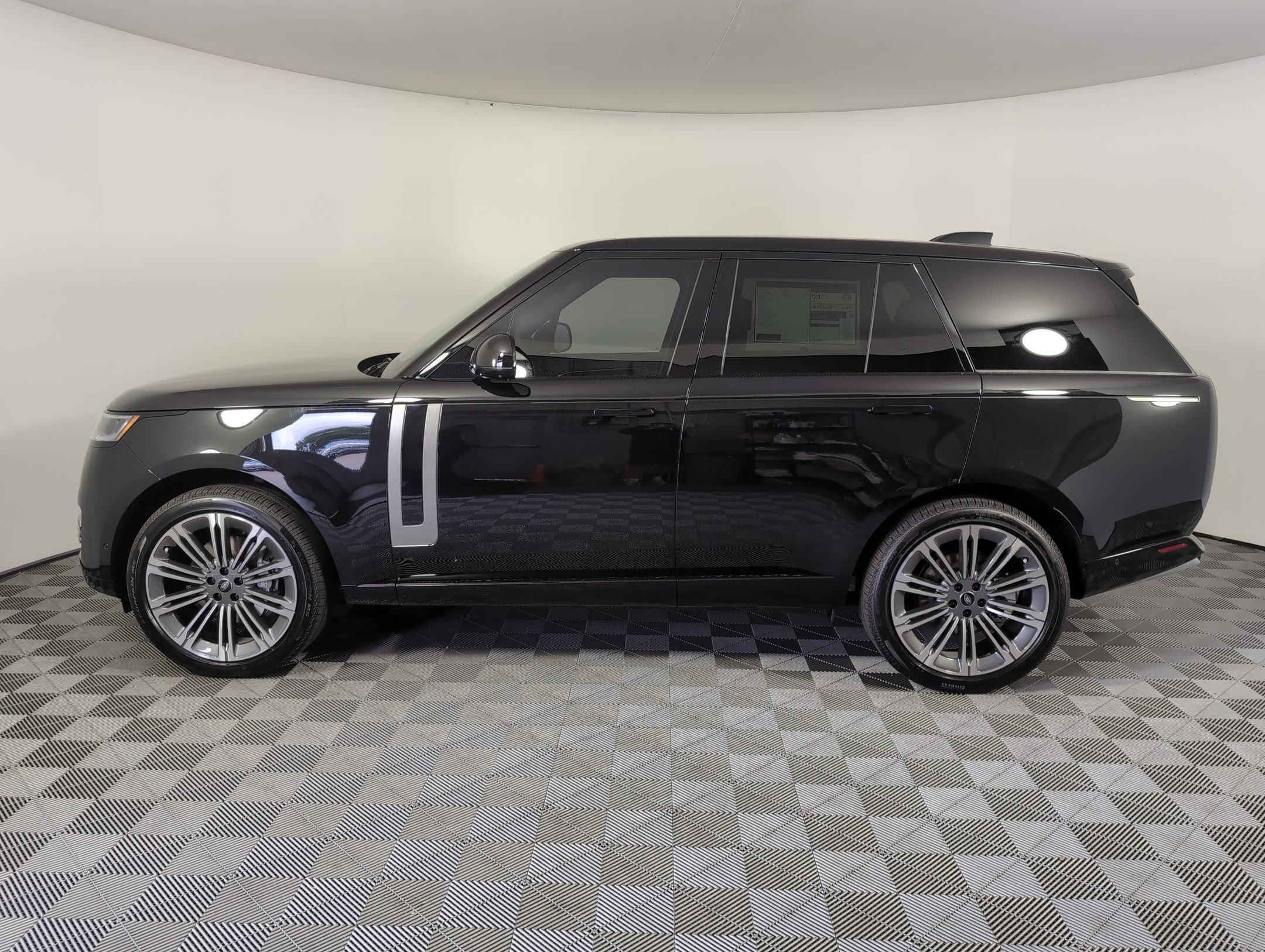 2025 Land Rover Range Rover SE photo 2