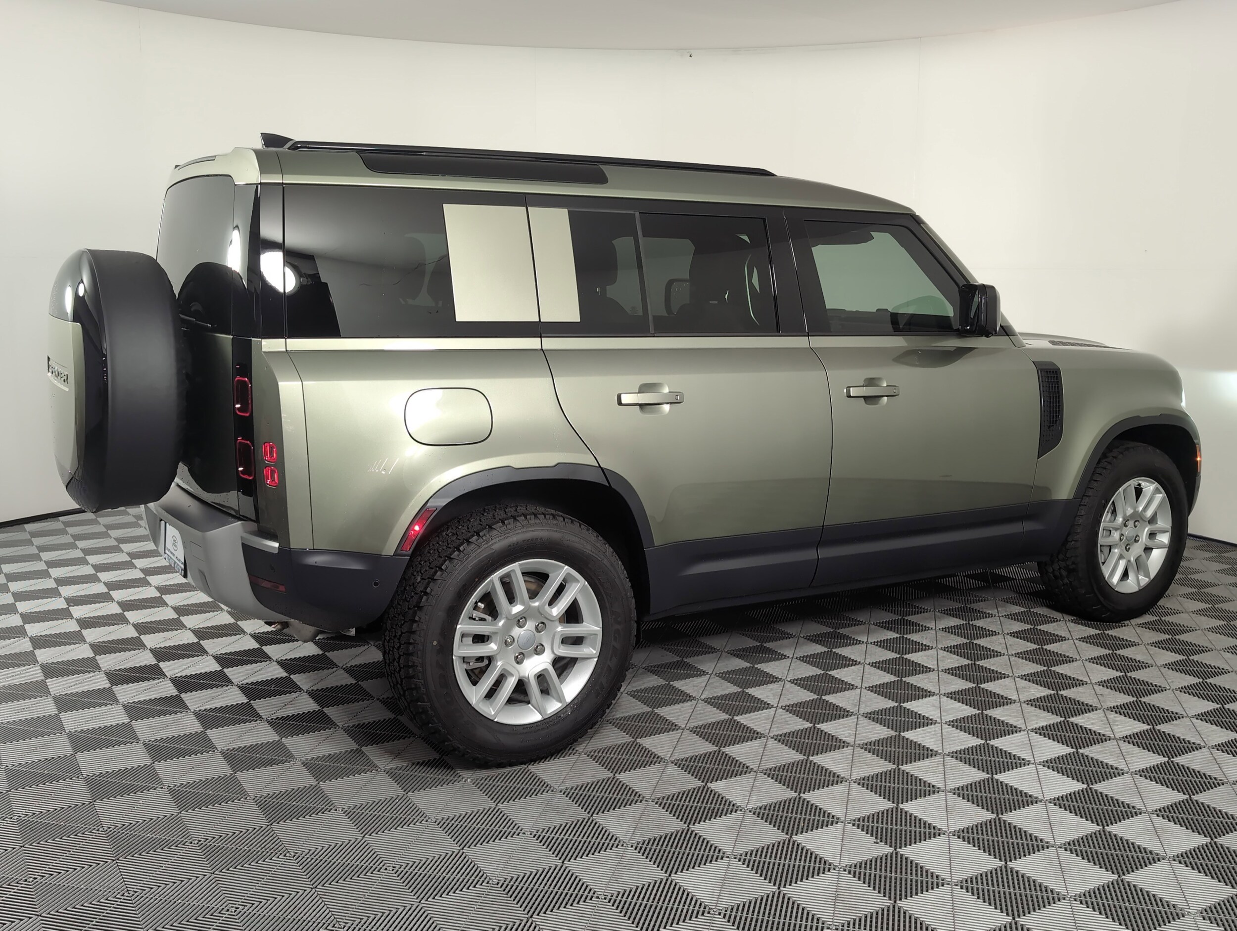 2025 Land Rover Defender S photo 2
