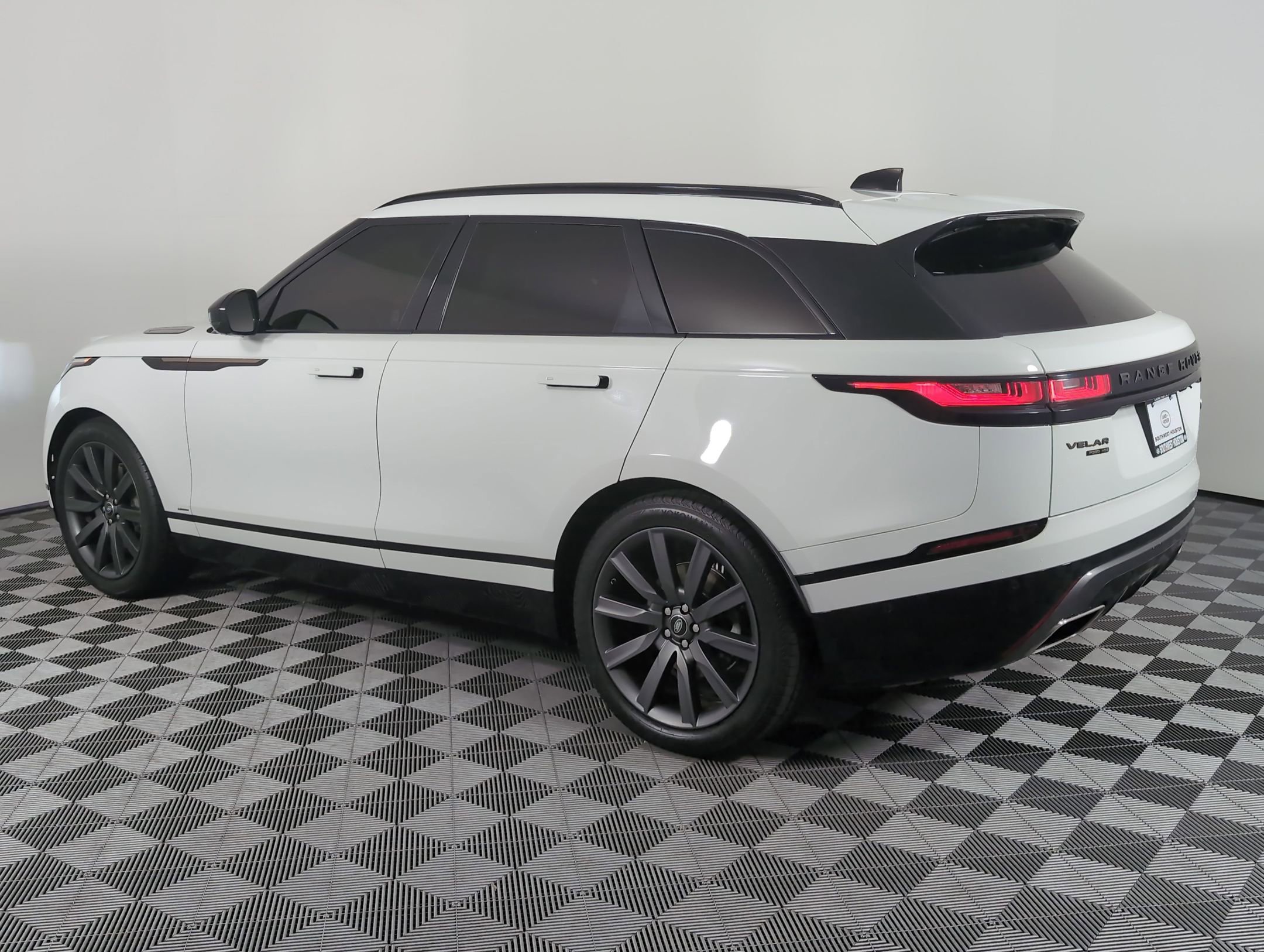 2019 Land Rover Range Rover Velar R-Dynamic HSE photo 3