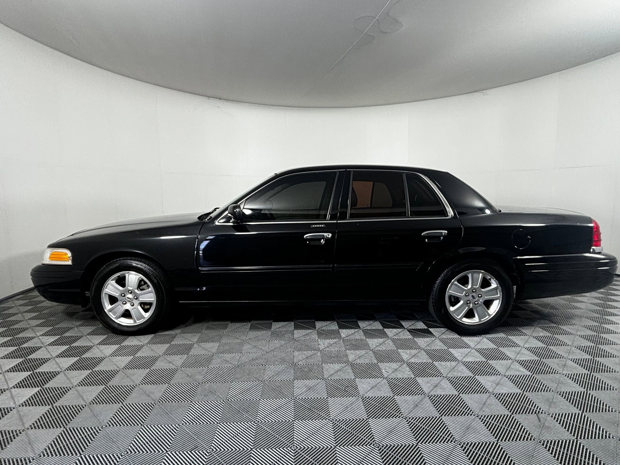 2011 Ford Crown Victoria LX photo 2